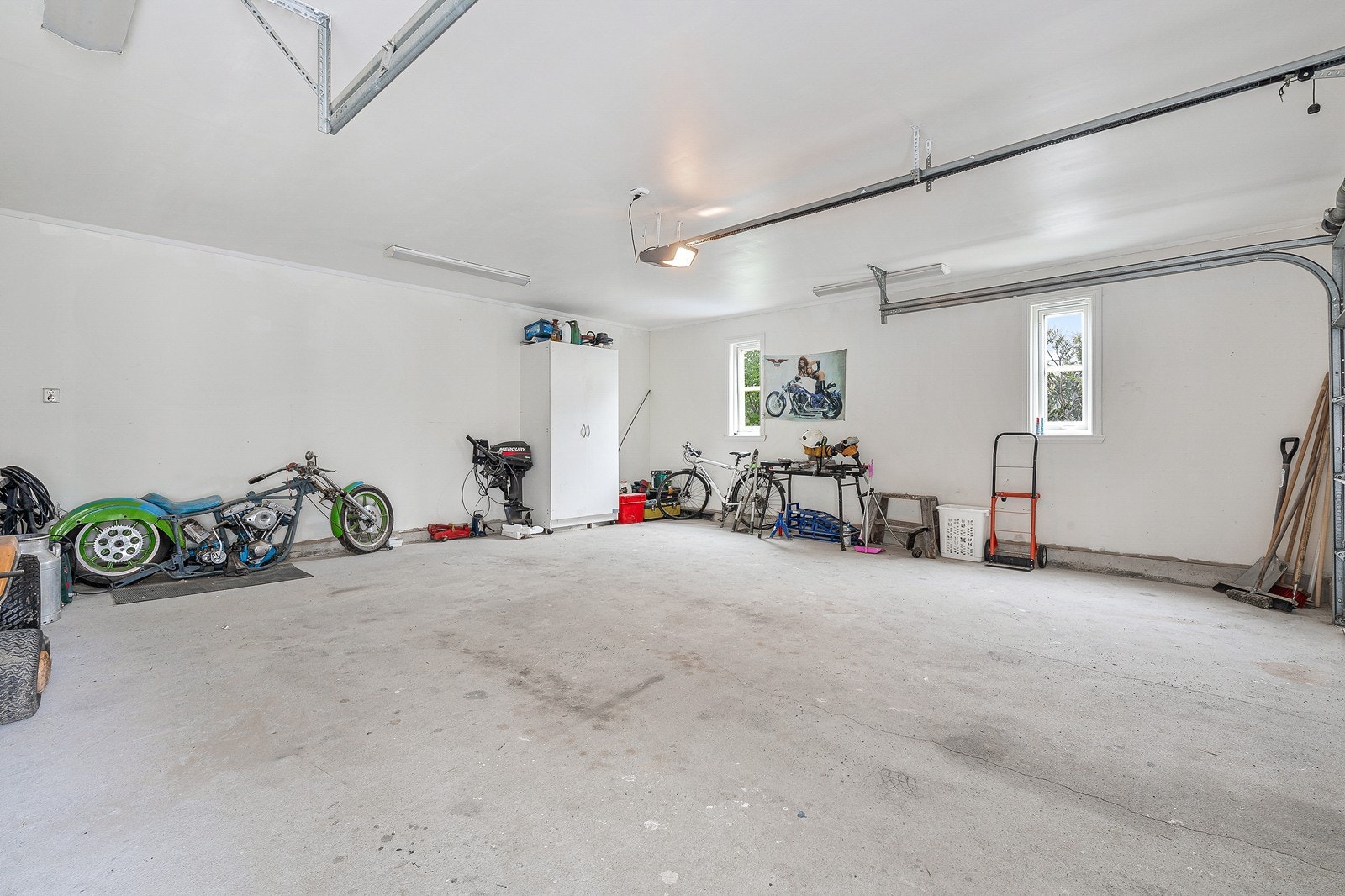 Garasjen er målt til 47 m² og har god plass til både biler og annet oppbevaring. Galleribilde