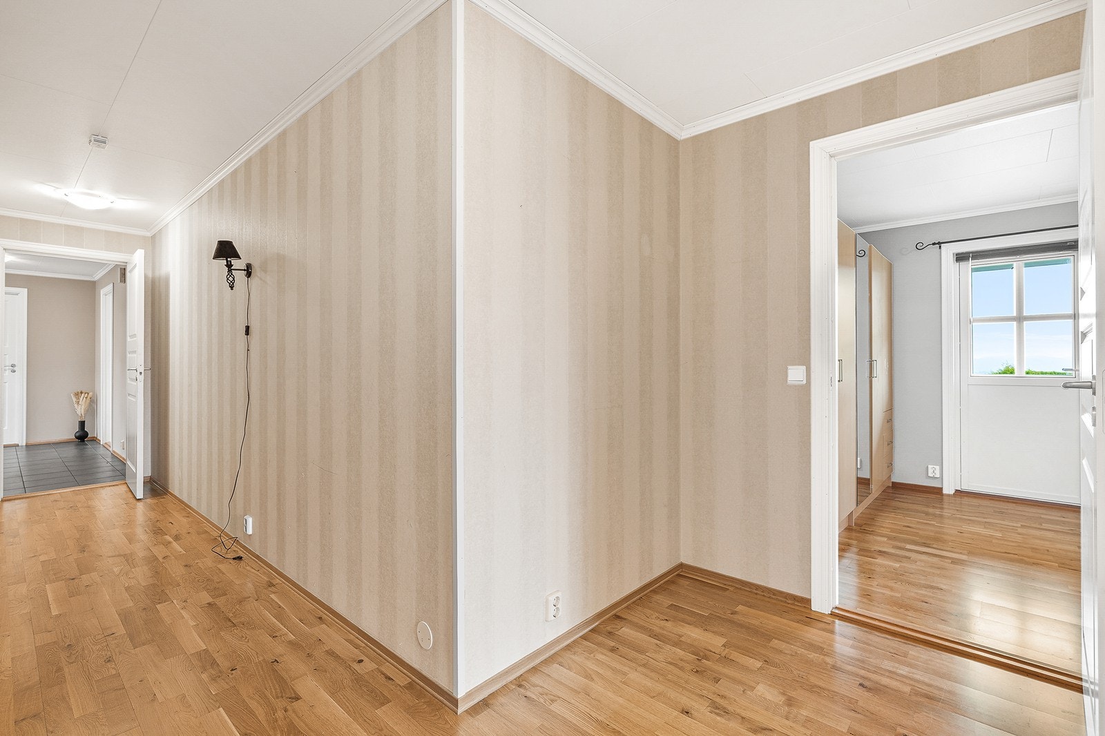 Gangen er av god størrelse og har flere muligheter for oppbevaringsmuligheter. Galleribilde