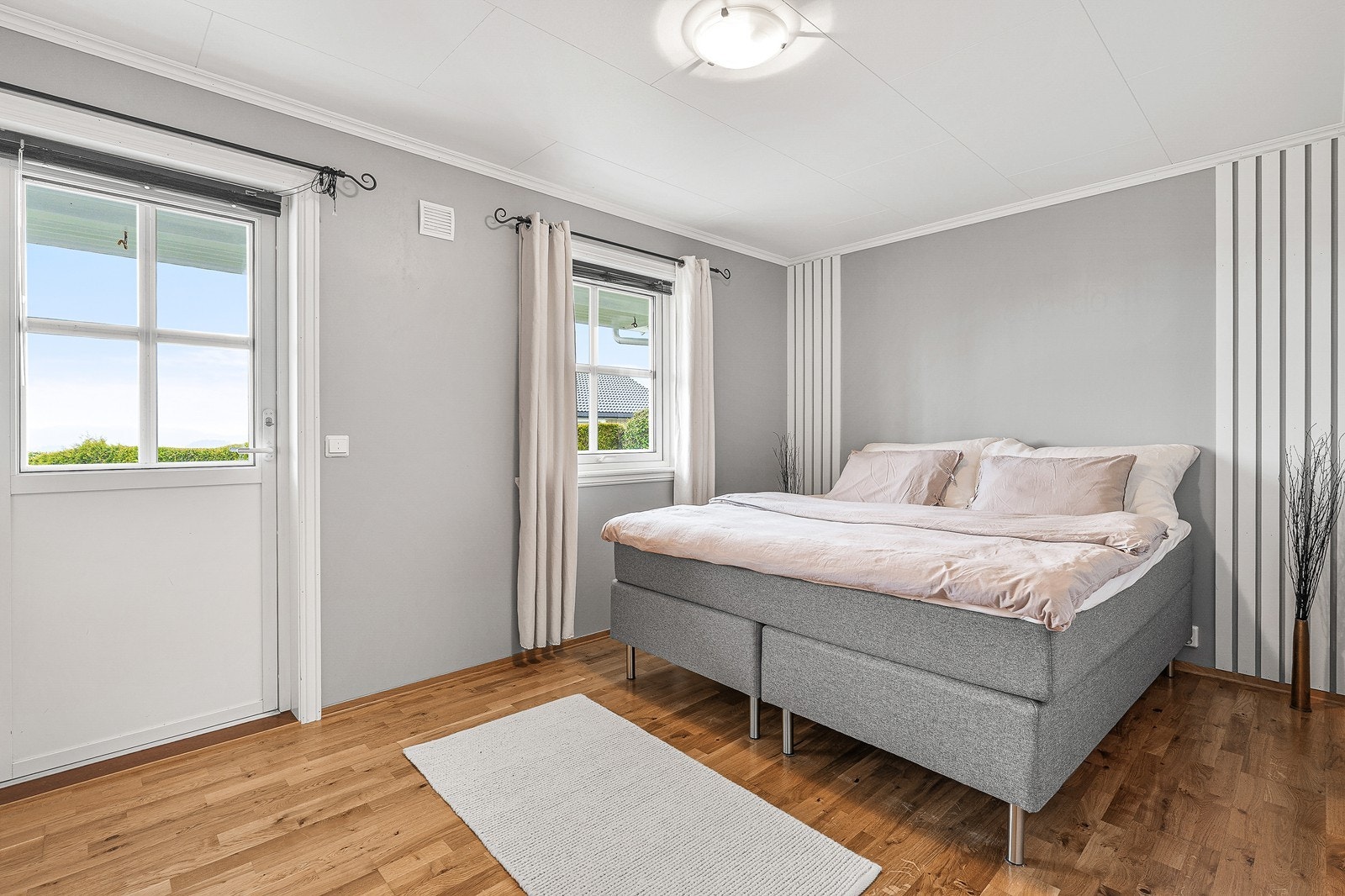 Hovedsoverommet er av god størrelse og har egen utgang til hagen. Galleribilde