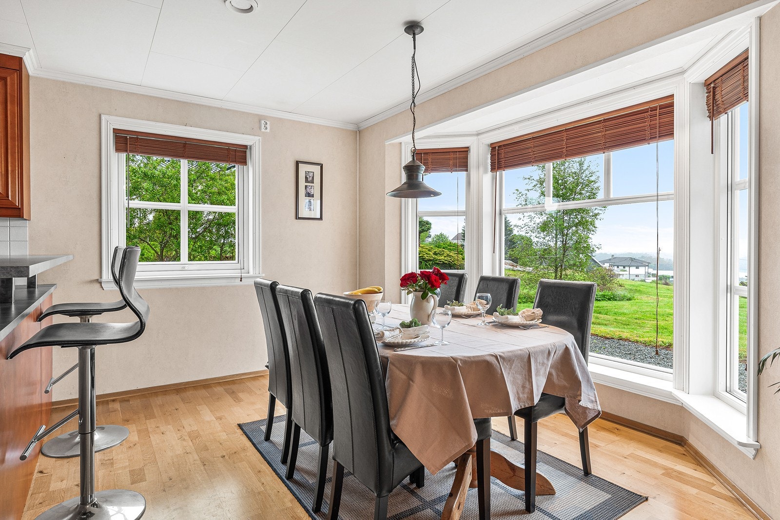 Her er det god plass til hele familien for middager - samtidig som man kan nyte den flotte sjøutsikten! Galleribilde