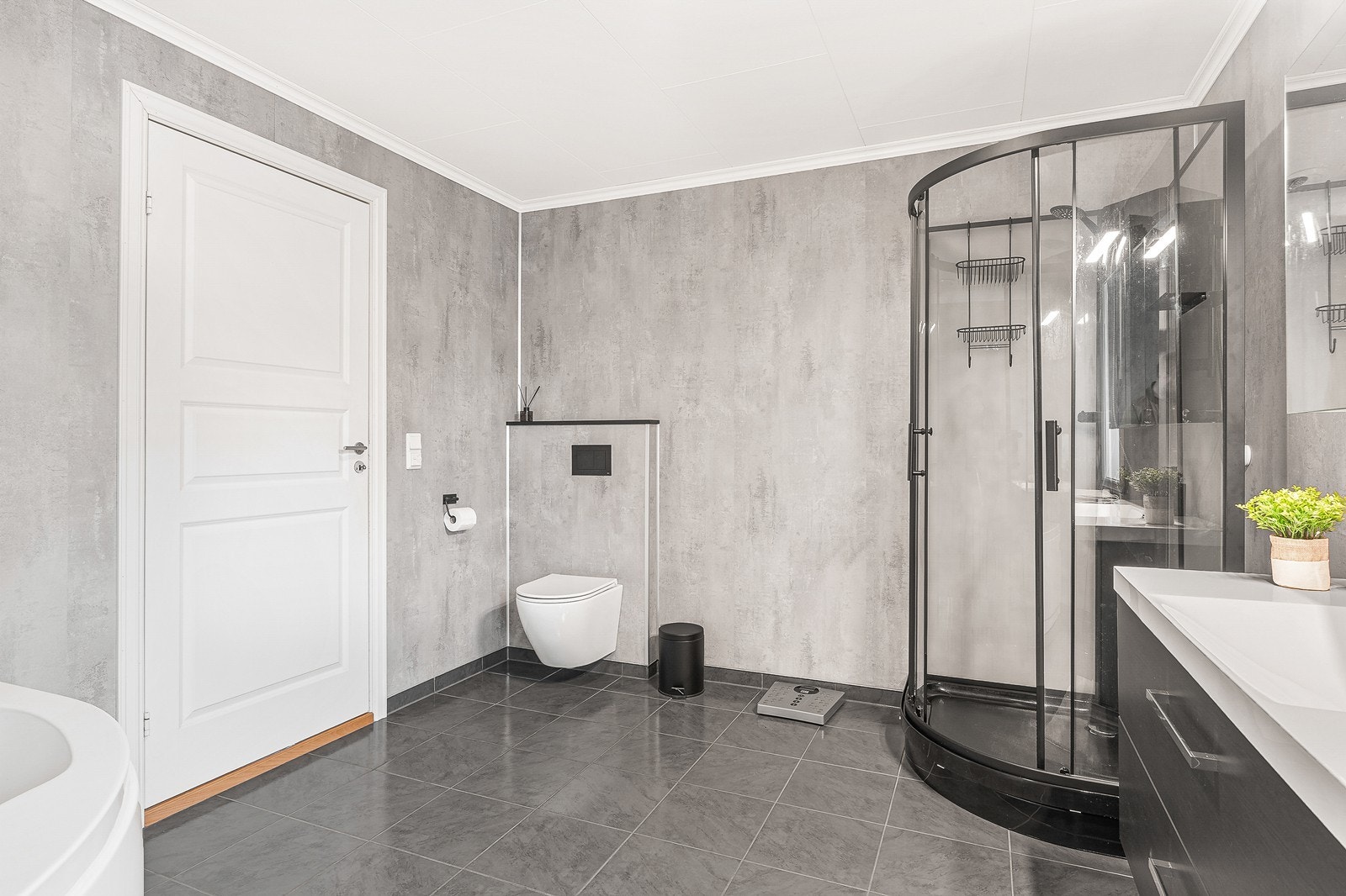 Det er også et hjørnebadekar på badet og varmekabler i gulvet. Galleribilde