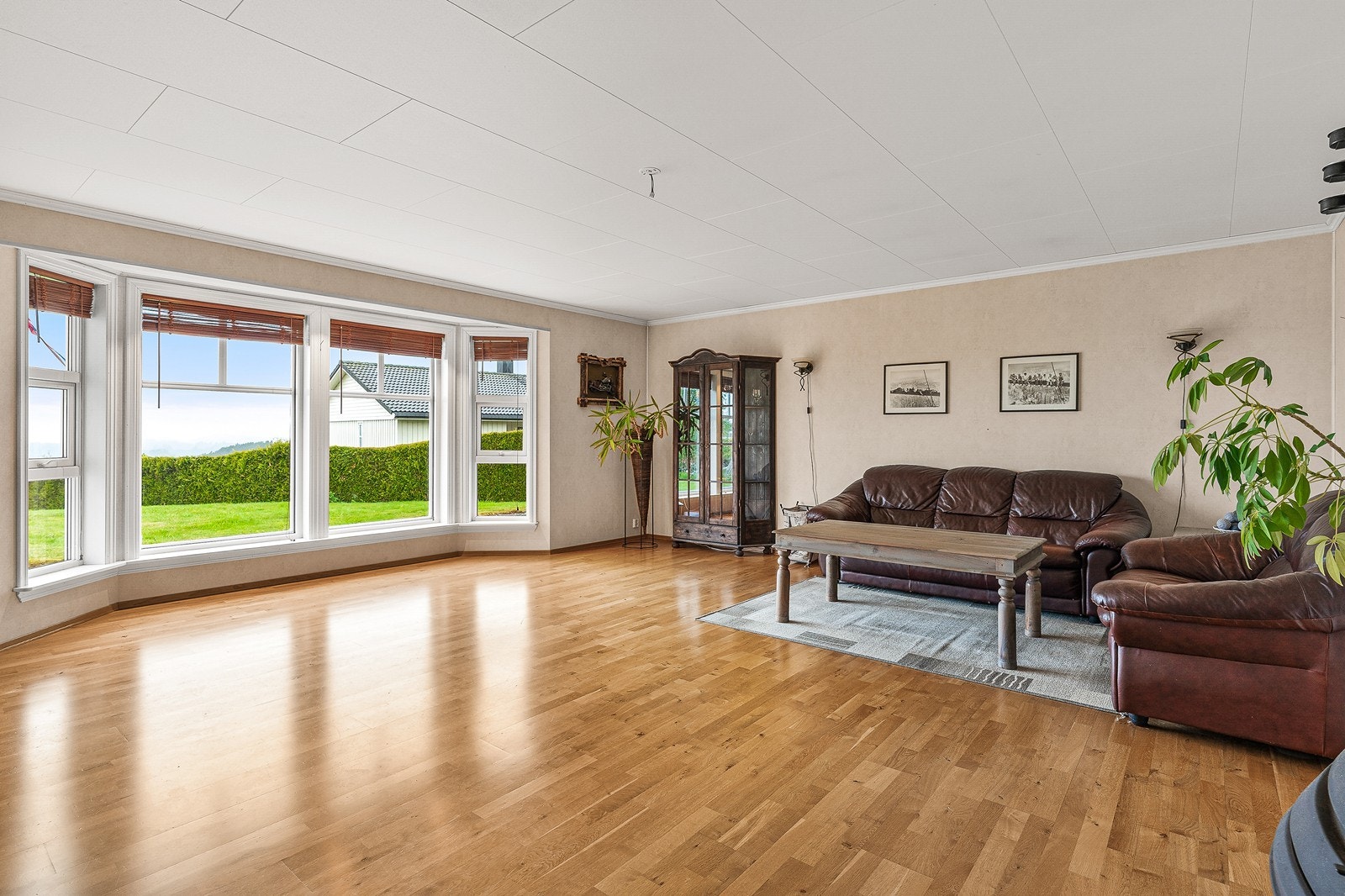 Stuen er av god størrelse og har rikelig med plass til både sofagruppe og spisemøbler. Galleribilde
