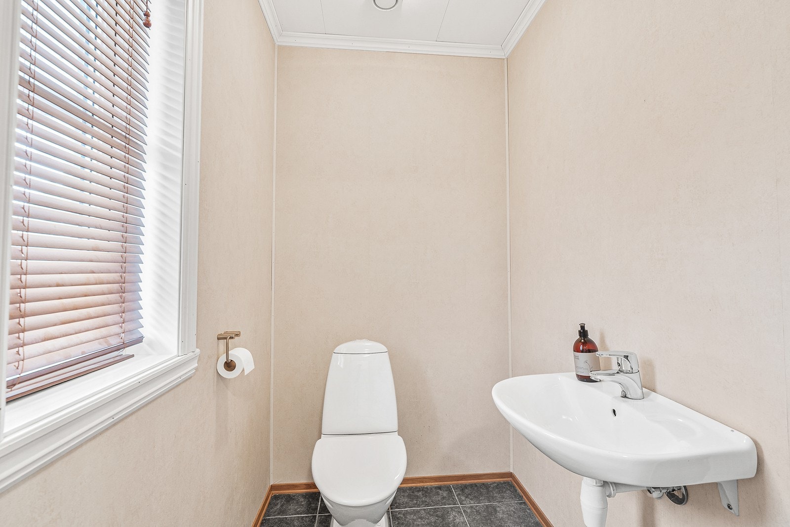 I tillegg til badet er det også et eget WC-rom i boligen. Galleribilde