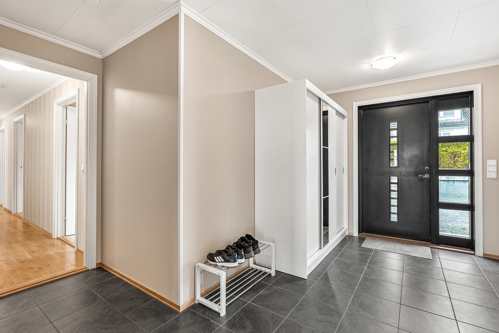 Romslig og lys gang med god plass til oppbevaring av yttertøy. Galleribilde
