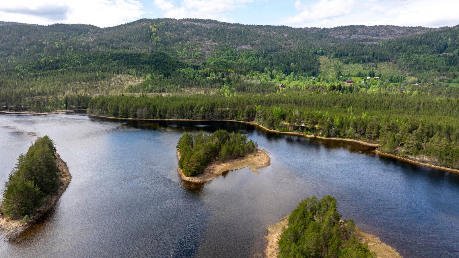 Eiendommen er på totalt ca. 5600 dekar og strekker seg fra Otra i øst og over fjellet mot Vest Galleribilde