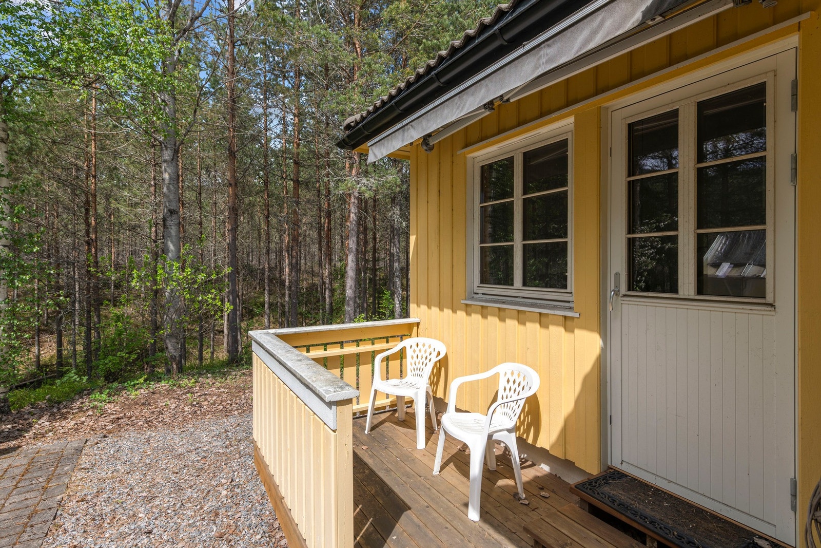 Utgang til en liten veranda fra soverommet Galleribilde