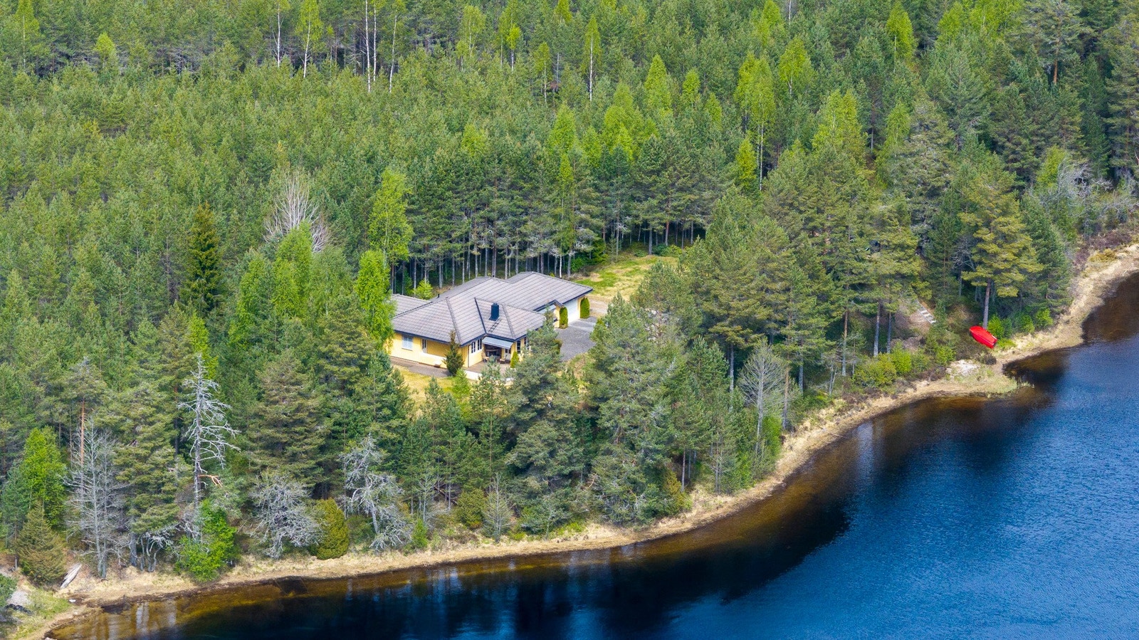 Det er adkomst til Otra fra eiendommen Galleribilde