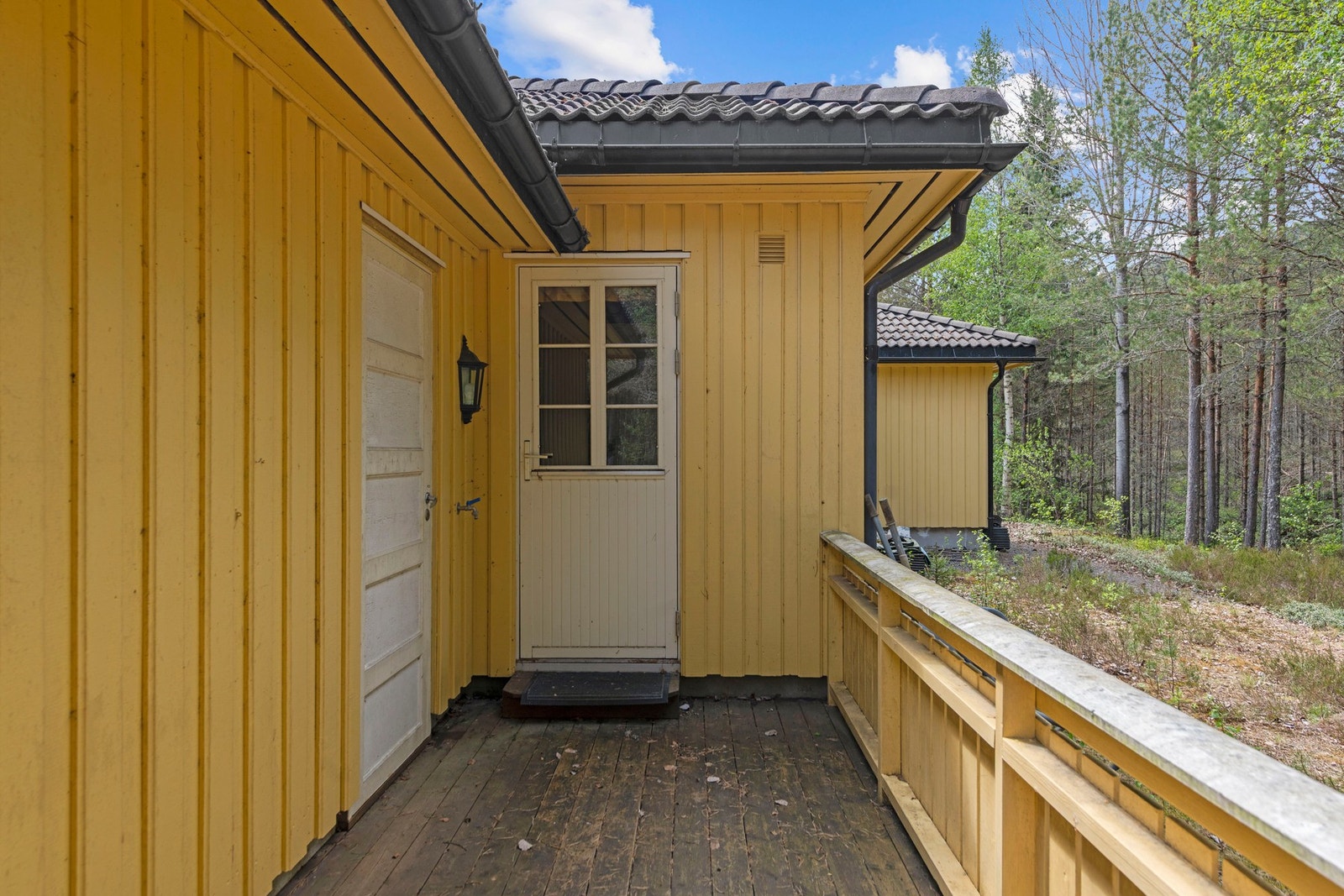 Utgang fra vaskerom og adkomst til integrert garasje Galleribilde