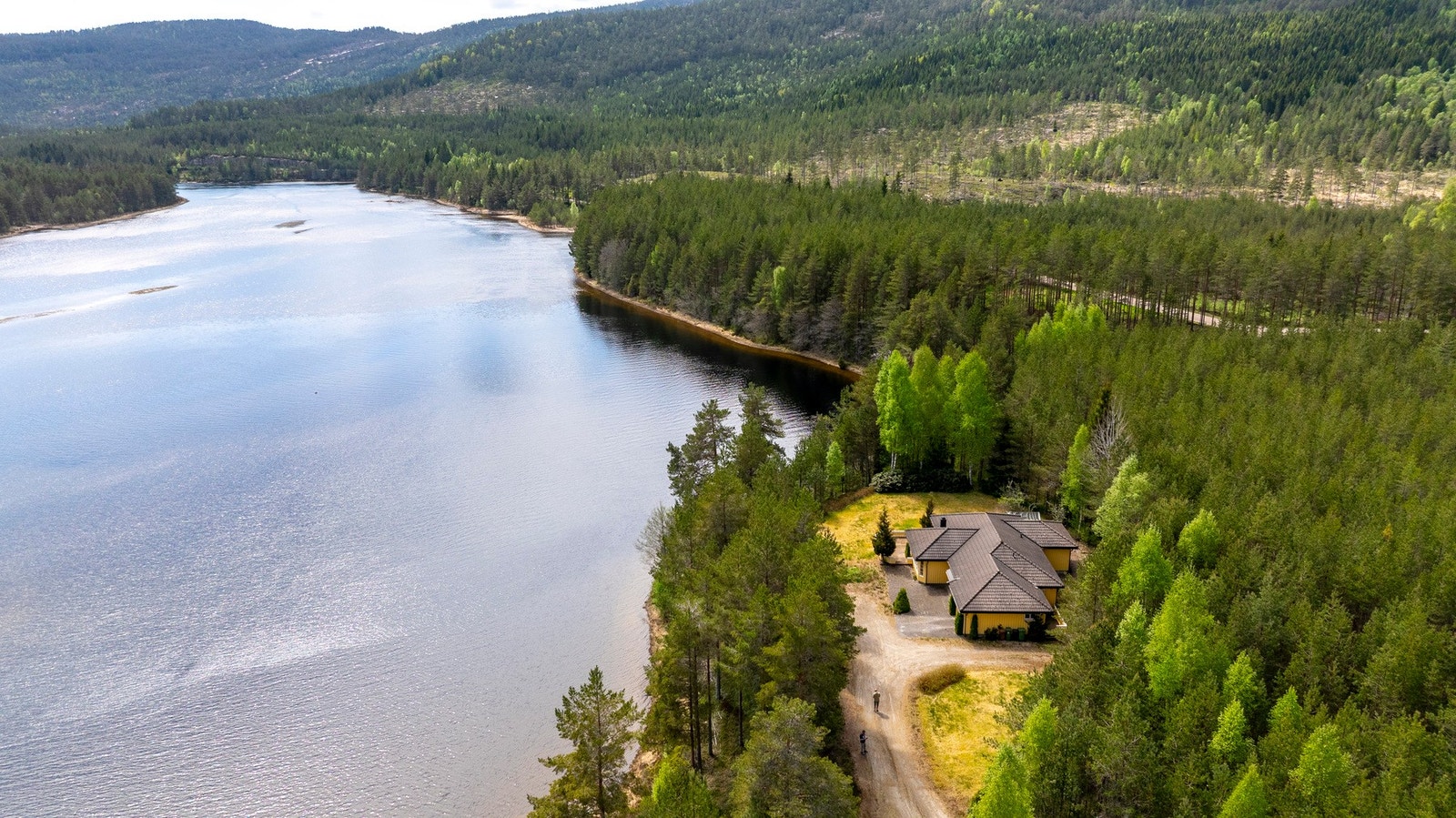Bolighuset har fantastisk beliggenhet langs Otra, ca. 8 km fra Evje Galleribilde