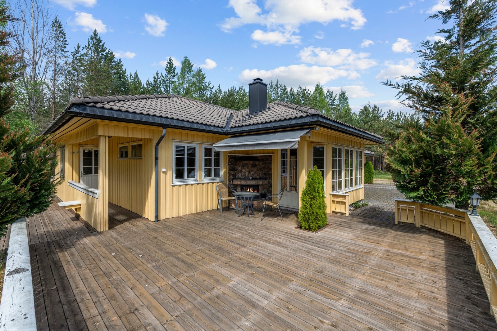 Store terrasser rundt deler av huset Galleribilde