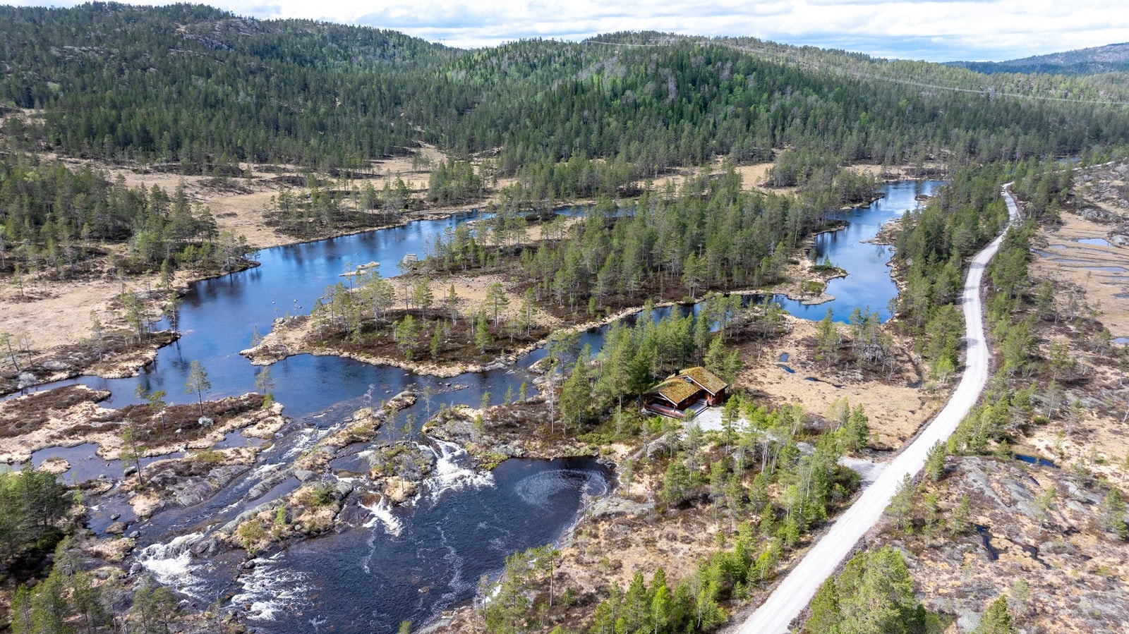 På fjellet har eiendommen en fantastisk hytte som ble oppført i 2015 Galleribilde