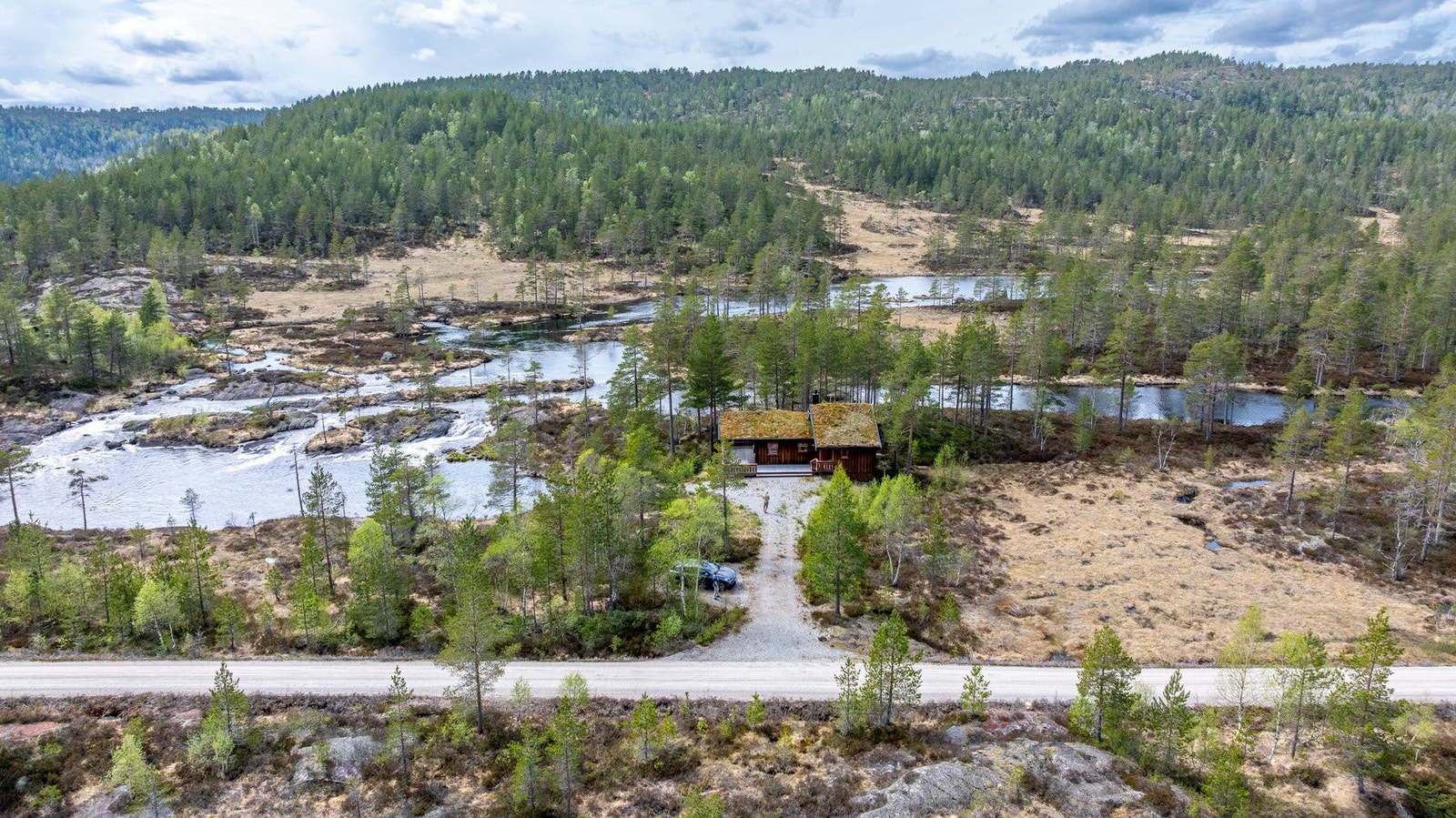 På vinteren har hytta adkomst med snøscooter. Snøscooter følger med på salget Galleribilde