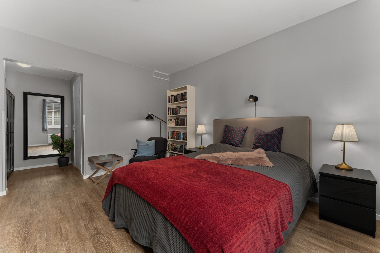 Fra hovedsoverommet er det en liten gang med ytterligere garderobeskap og tilgang til ett av leilighetens to bad. Galleribilde