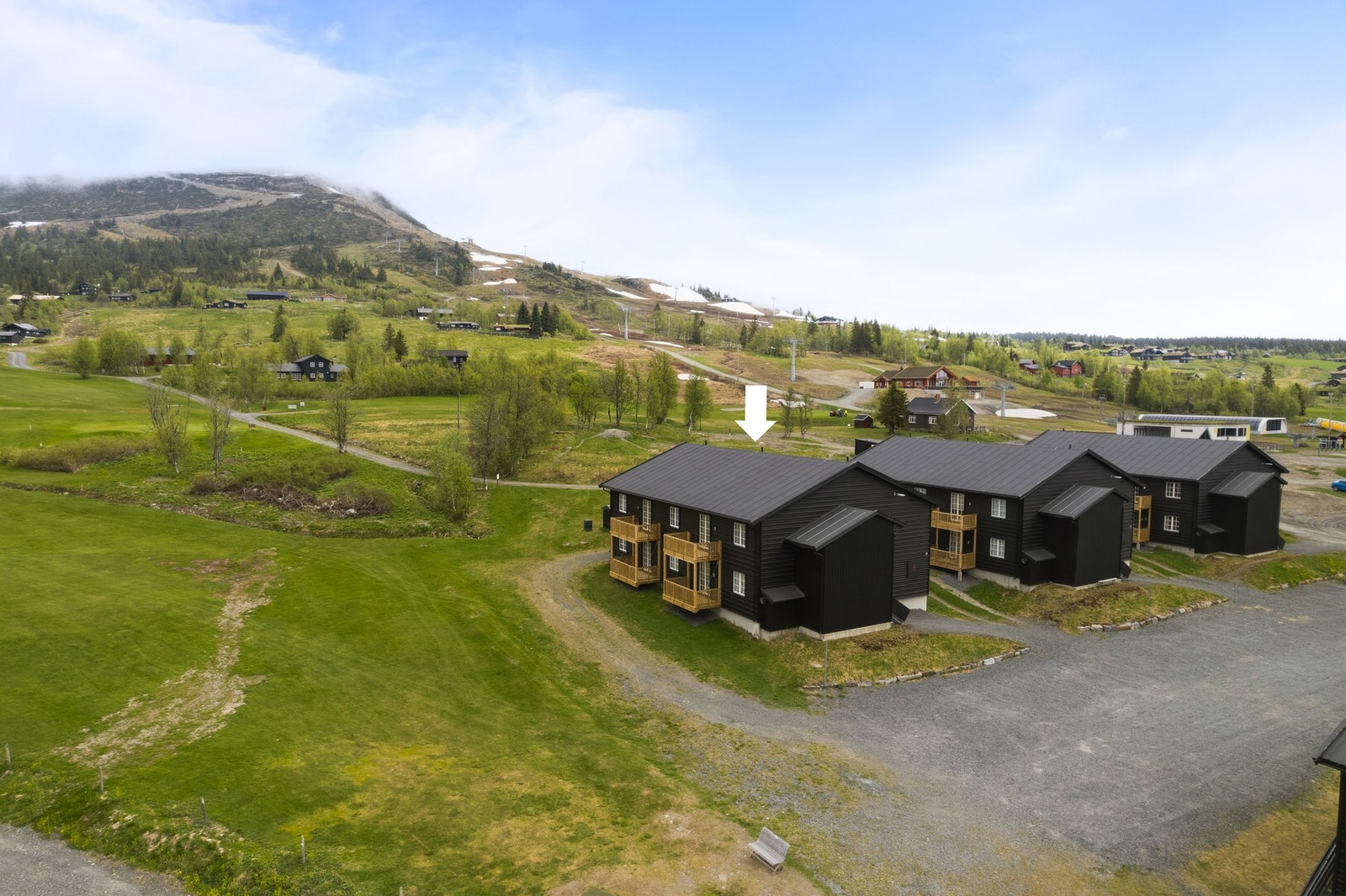 PrivatMegleren Lillehammer v/Pernille Enger Lunn har gleden av å presentere en moderne og innbydende fritidsleilighet på Skitorget, i bygget som ligger øverst i rekken nærmest alpinanlegget og golfbanen! Foto: Nilsson Cinematics Galleribilde