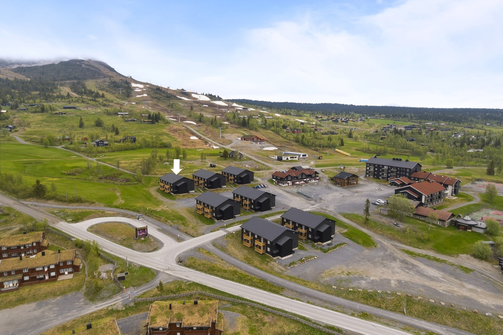 Høyfjellstunet ligger rett over parkeringsplassen fra leilighetsbygget, og her får du, som medlem av Skeikampen Velforening, tilgang på blant annet trimrom, garderobeanlegg med badstue, aktivitetsrom og boblebad. Galleribilde
