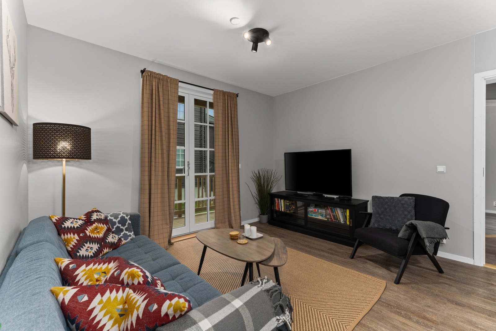 Lys og innbydende stue med delikate farger på overflatene. Galleribilde