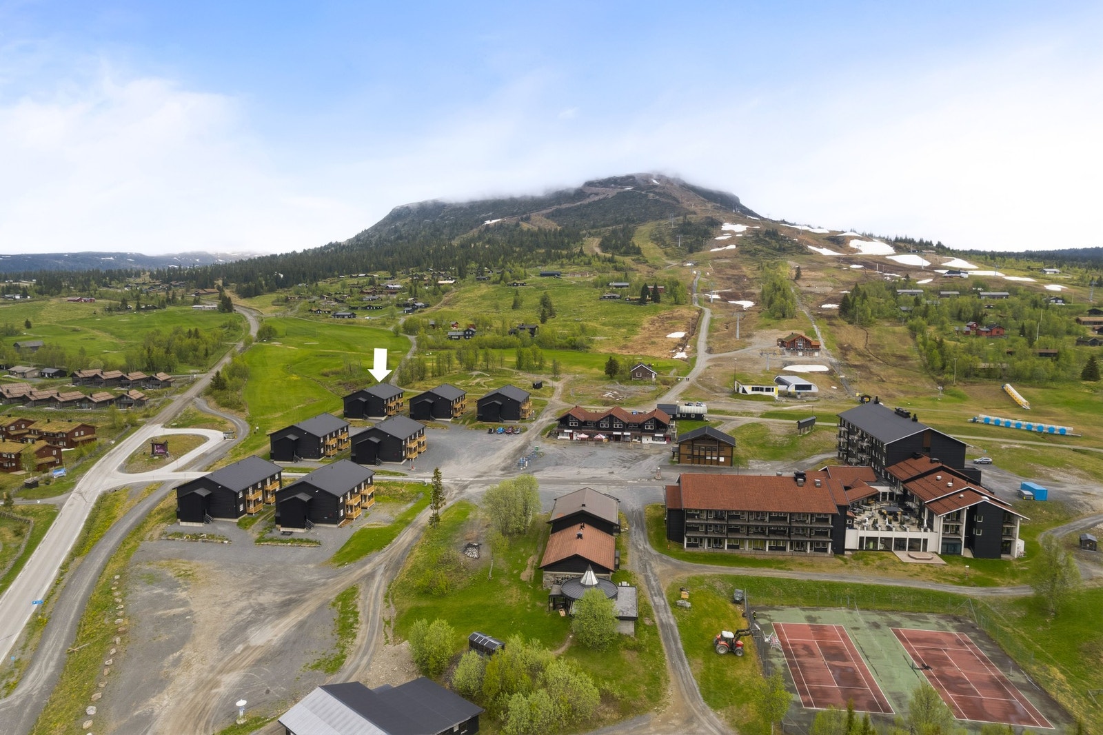 Leiligheten har en fin og særdeles sentral beliggenhet, med umiddelbar tilgang til alt Skeikampen har å by på. Her ligger aktivitetene bokstavelig talt rett utenfor døren, med alpinanlegg, golfbane og langrennsløyper. Galleribilde