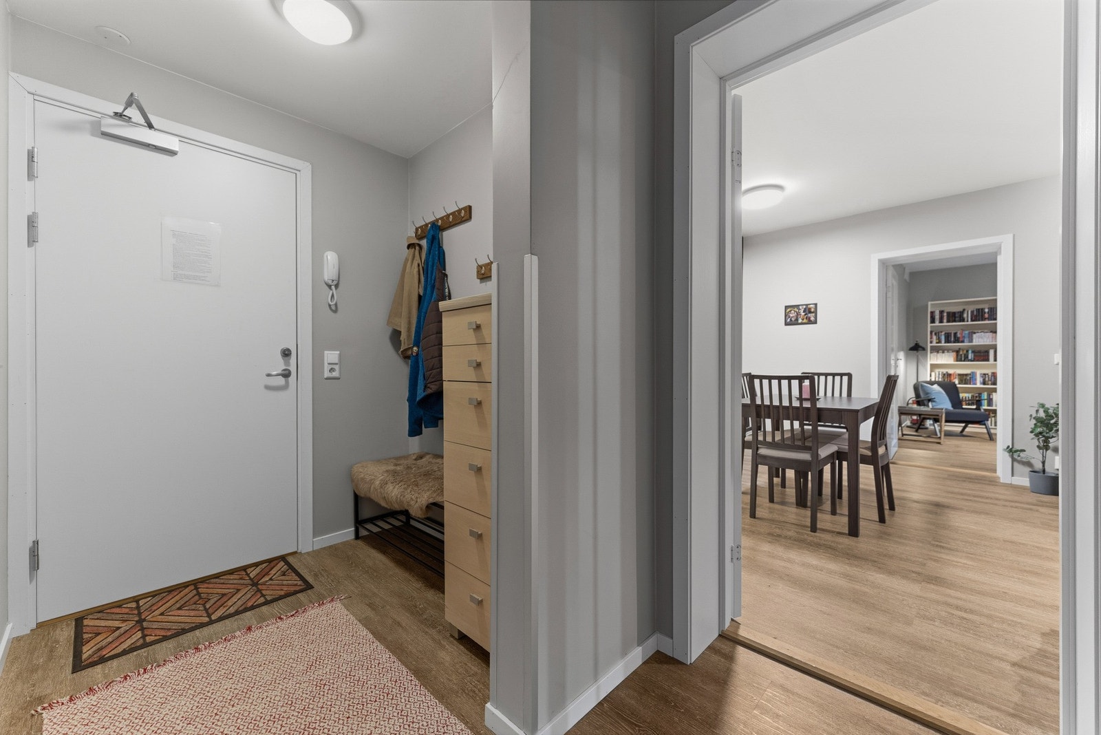 Du ønskes velkommen inn i en praktisk entré med god plass til å henge fra seg yttertøy og sette fra seg sko. Galleribilde