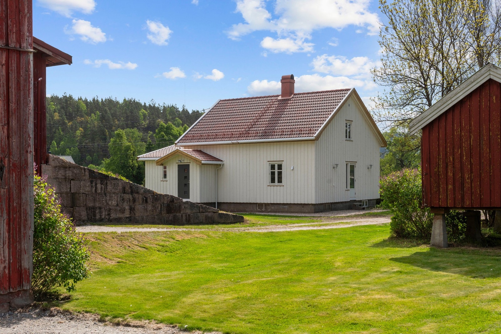 Våningshuset er pusset opp utvendig i nyere tid og det er nytt bad innvendig Galleribilde