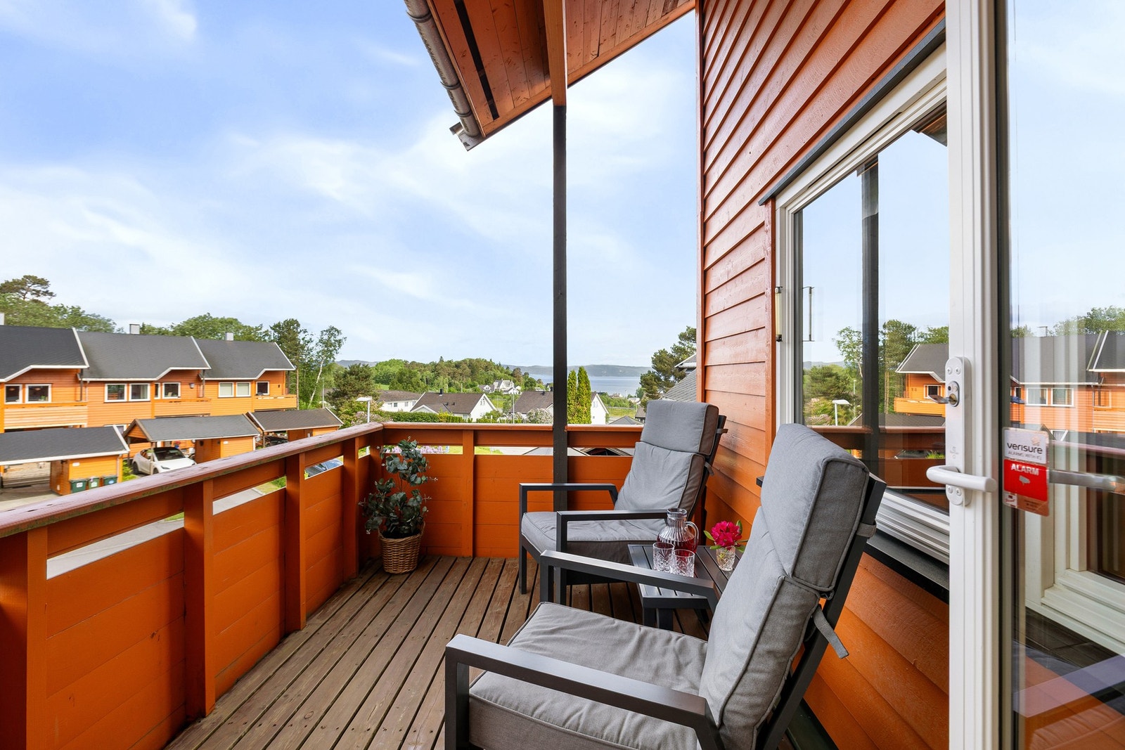 Fra stuens vestlige side har du også en veranda. Denne er svært solrik og nyter godt av solforholdene utover ettermiddagen og kvelden. Galleribilde