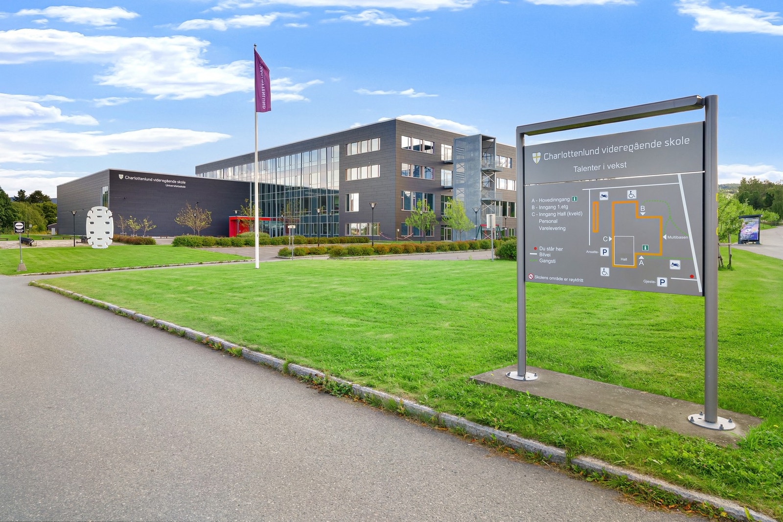 Videregående skole har du også i umiddelbar nærhet. 5 minutter på sykkel unna boligen. Galleribilde
