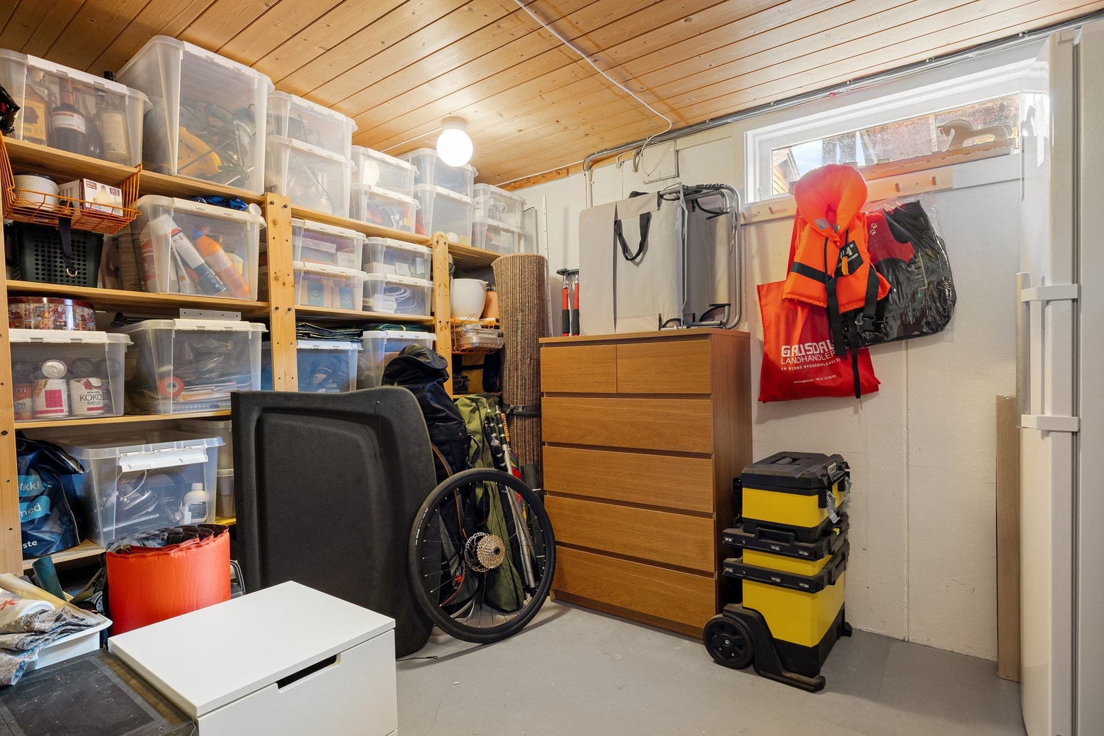 I kjelleren finner du også en meget praktisk bod på drøye 10 kvm. Supplerer lagringsplass på loft og utebod i carport. Sikringsskapet er også lokalisert i kjellerboden. Galleribilde