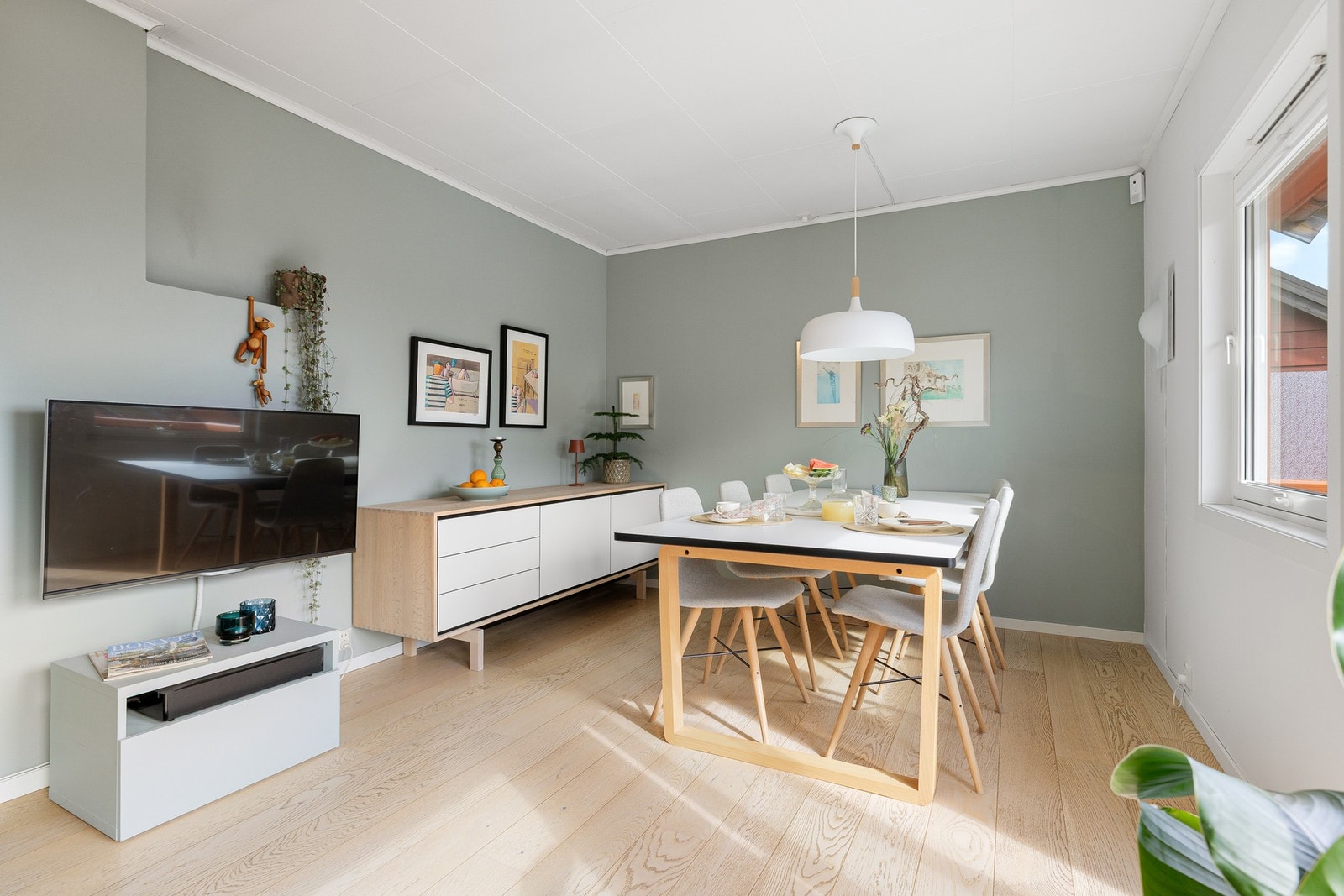 I forlengelse av stuedelen på øst-siden av huset er det meget god plass til en spisegruppe. På sommerhalvåret oppleves verandaen som en ideell forlengelse av arealet. Galleribilde