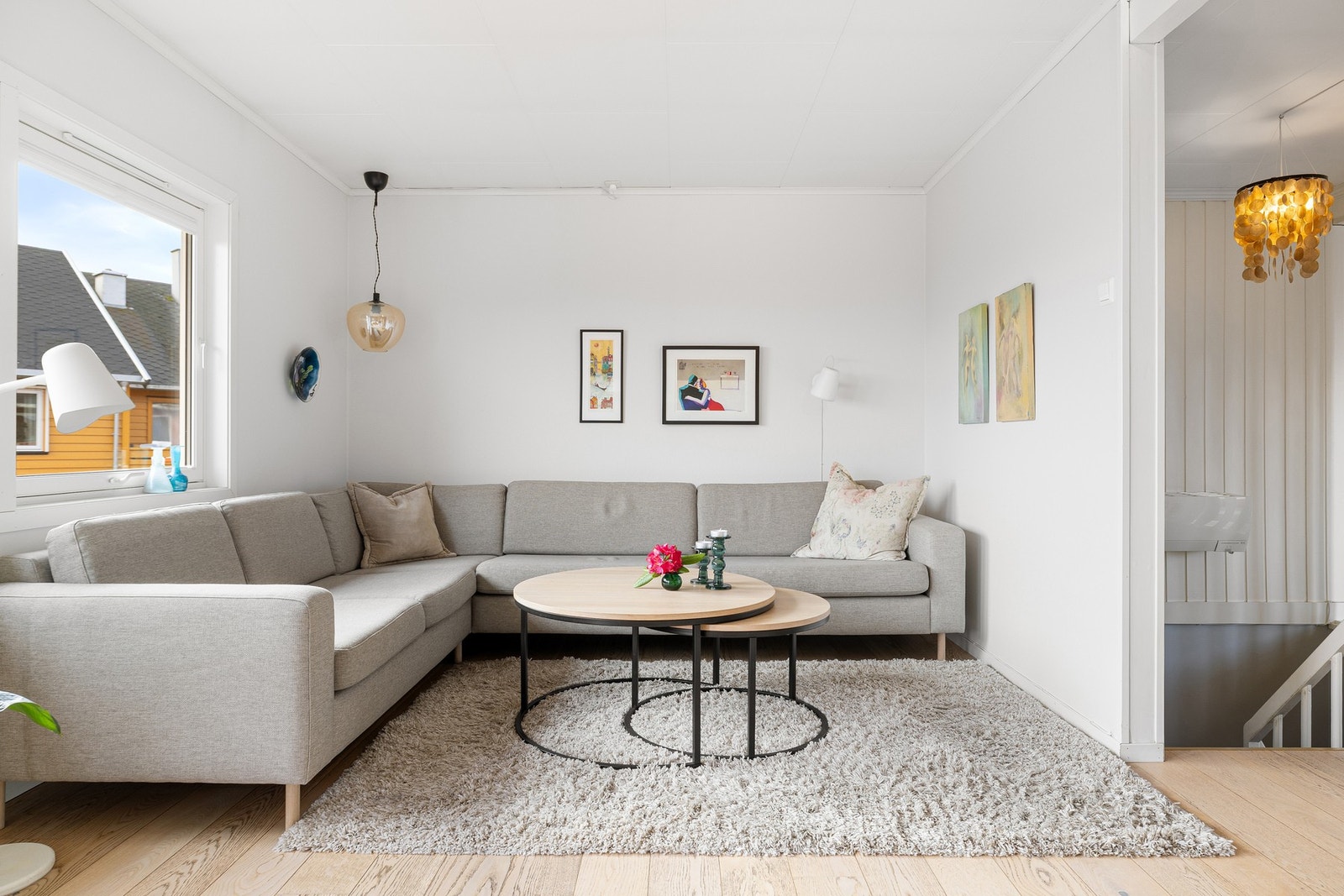 Boligens 2.etasje består av 2 stue-soner og et romslig kjøkken. God plass til etablering av ønskelige grupper. Galleribilde