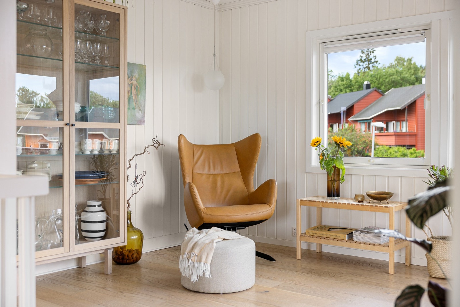 Detaljbilde av stuekrok. I 2. etasje har du en lekker 1-stavs parkett på gulv. Galleribilde