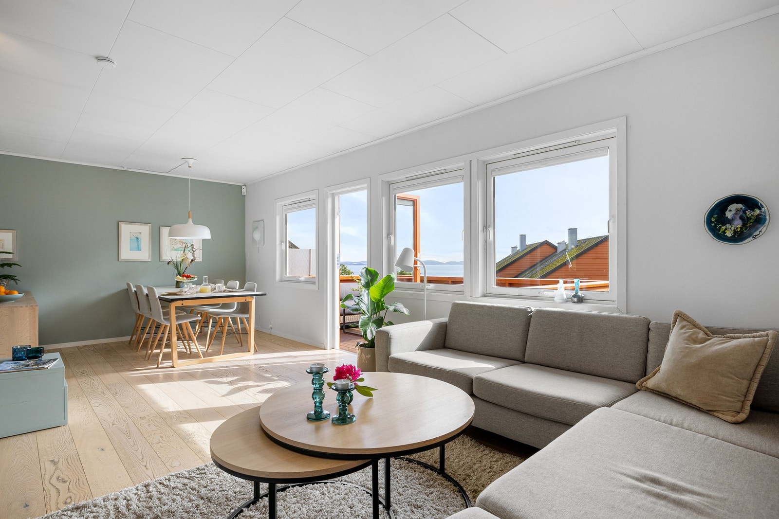 Rekkehuset strekker seg over 4 plan, hvorav 3 hoveplan (kjeller, 1.etasje og 2.etasje) og et praktisk loft med rikelig av lagringsmuligheter. Galleribilde