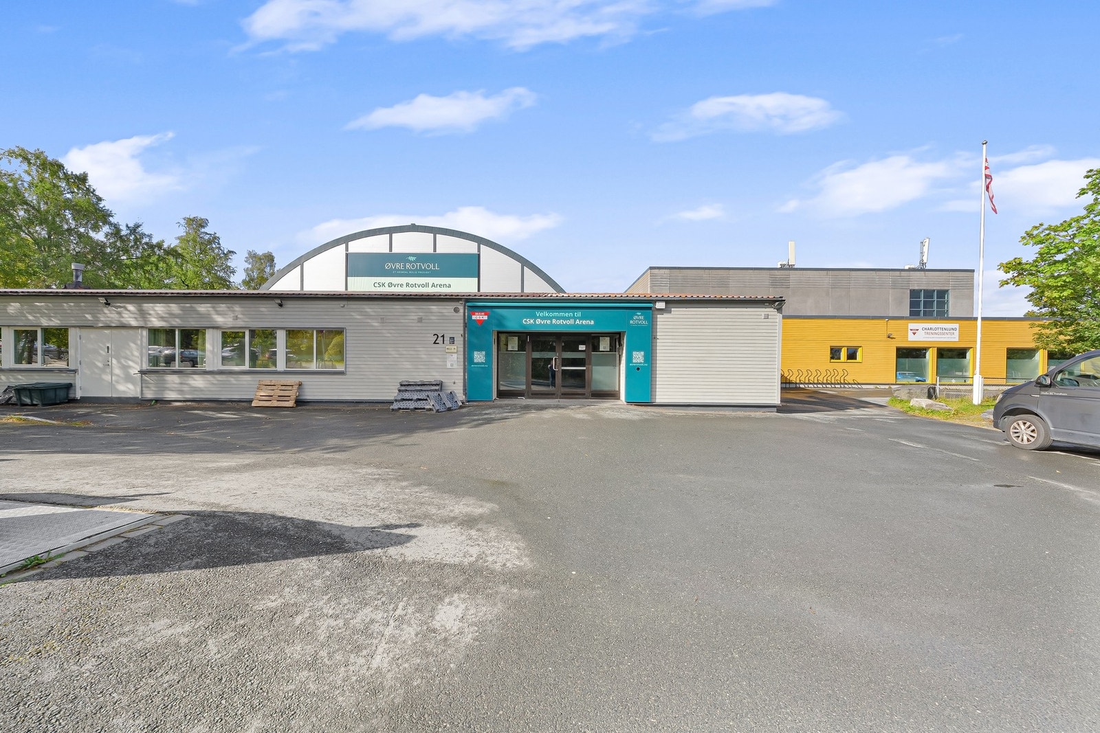 CSK Øvre Rotvoll Arena ligger 400 meter fra boligen og består bl. annet av to idrettshaller, to kunstgressbaner, cageballhall og treningssenter. Galleribilde