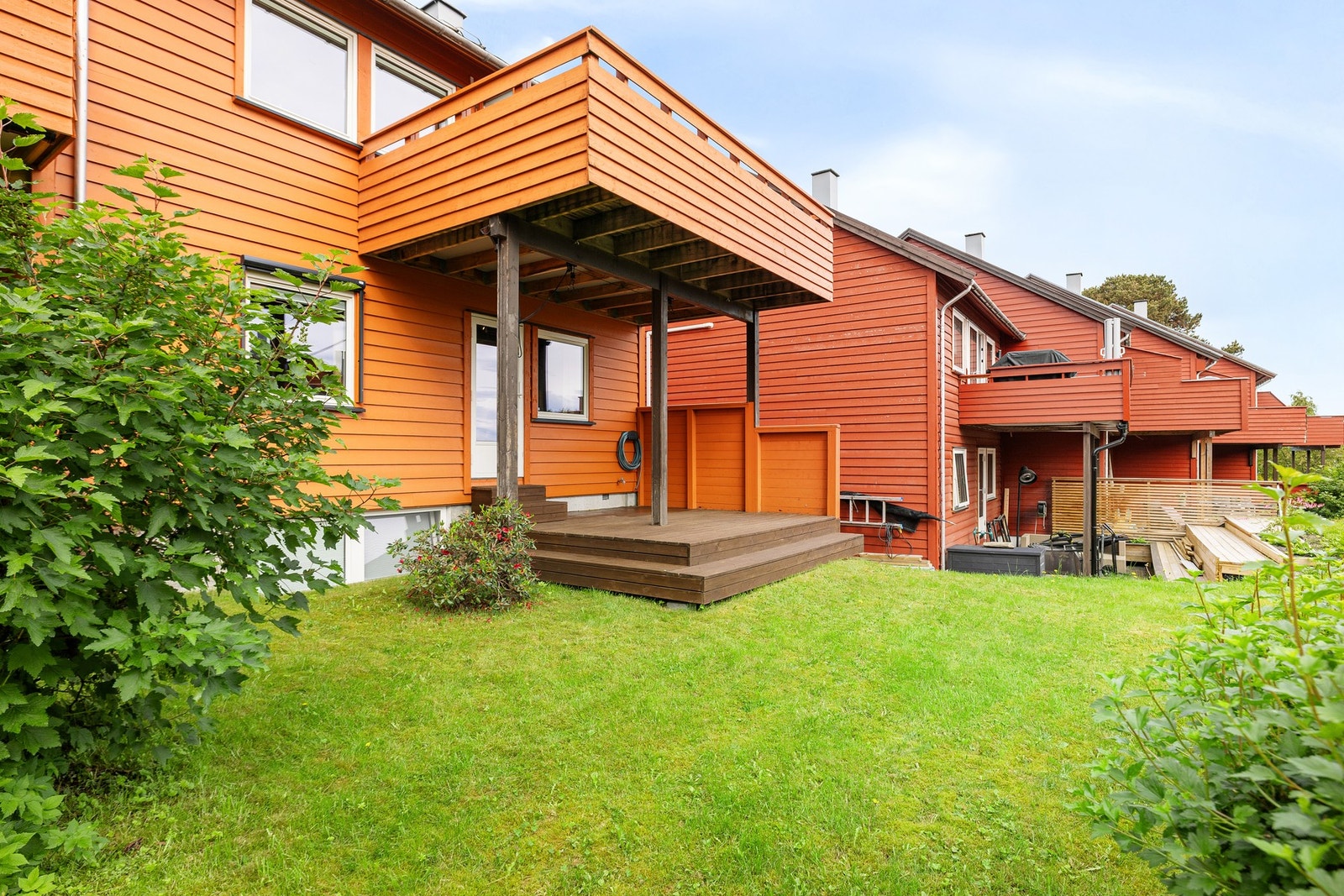 Verandadøren og vinduene som er avbildet i boligens 1.etasje ble byttet i 2020. Galleribilde