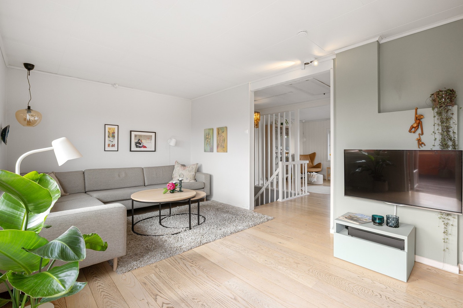 Fra trappeløpet har du "to stuer", én på hver sin side av huset. Skaper en naturlig og fin soneinndeling. Galleribilde