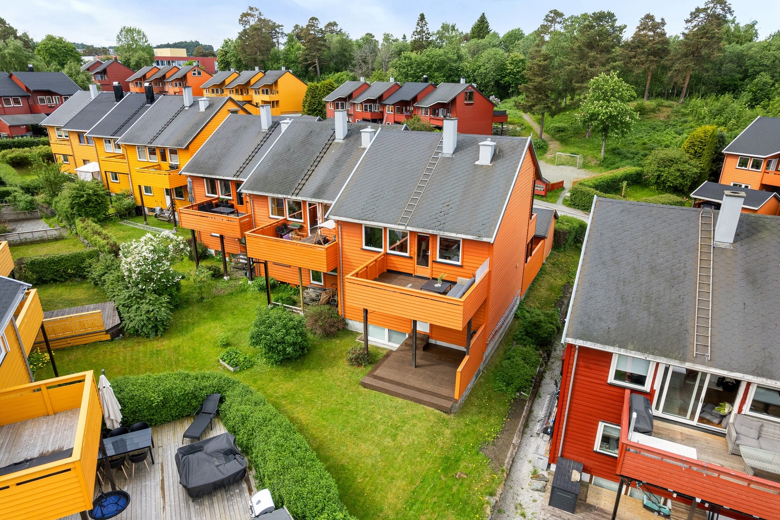 Huset ligger på enden av "sin rekke" og har godt med parkeringsmuligheter i oppkjørselen. Har du spørsmål til huset er det bare å ta kontakt med megler på 941 60 434. Galleribilde