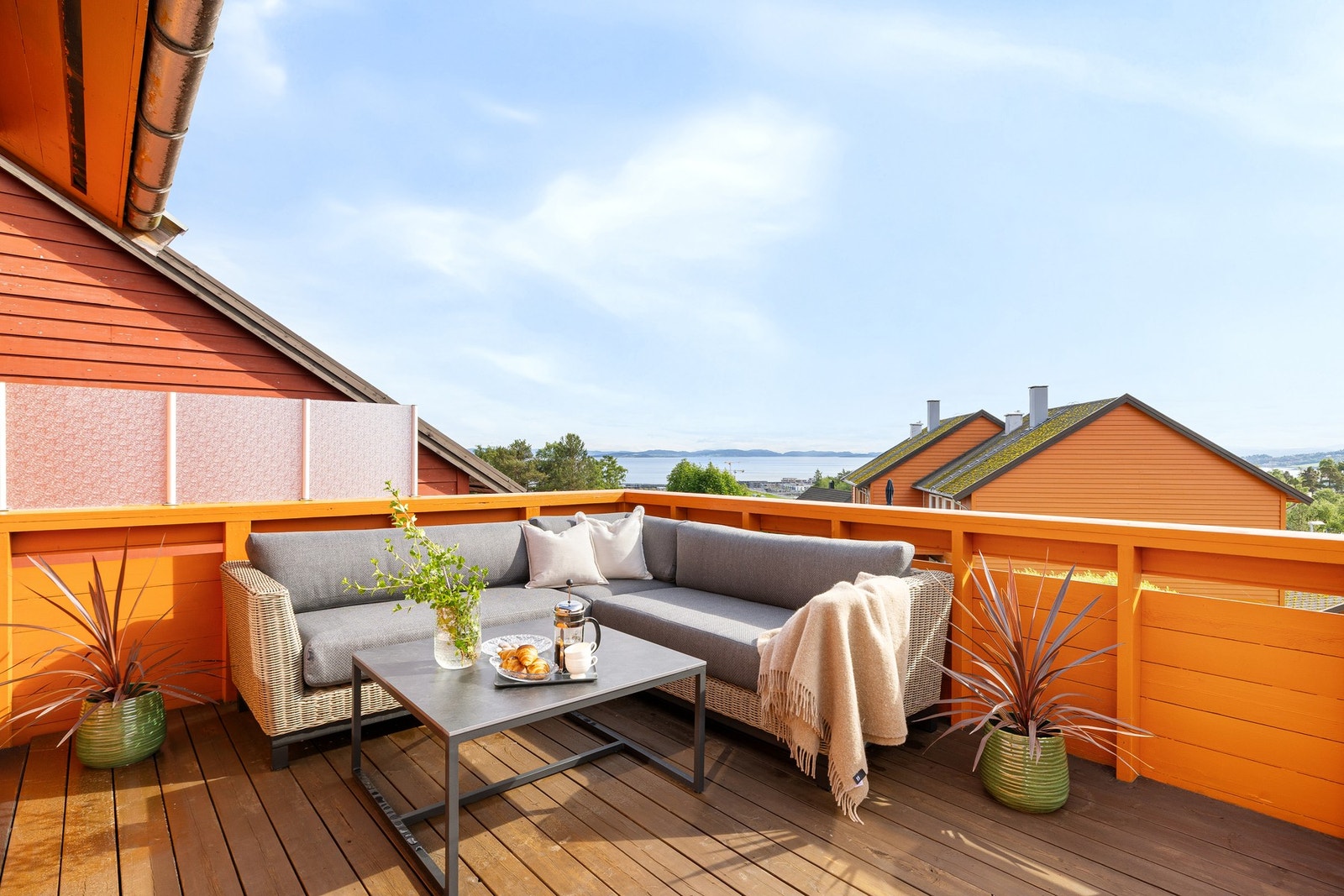 Fra boligens hovedplan har du på begge sider av huset utgang til hver sin flotte veranda. Den avbildede vender østover og har en fenomenal utsikt! Galleribilde