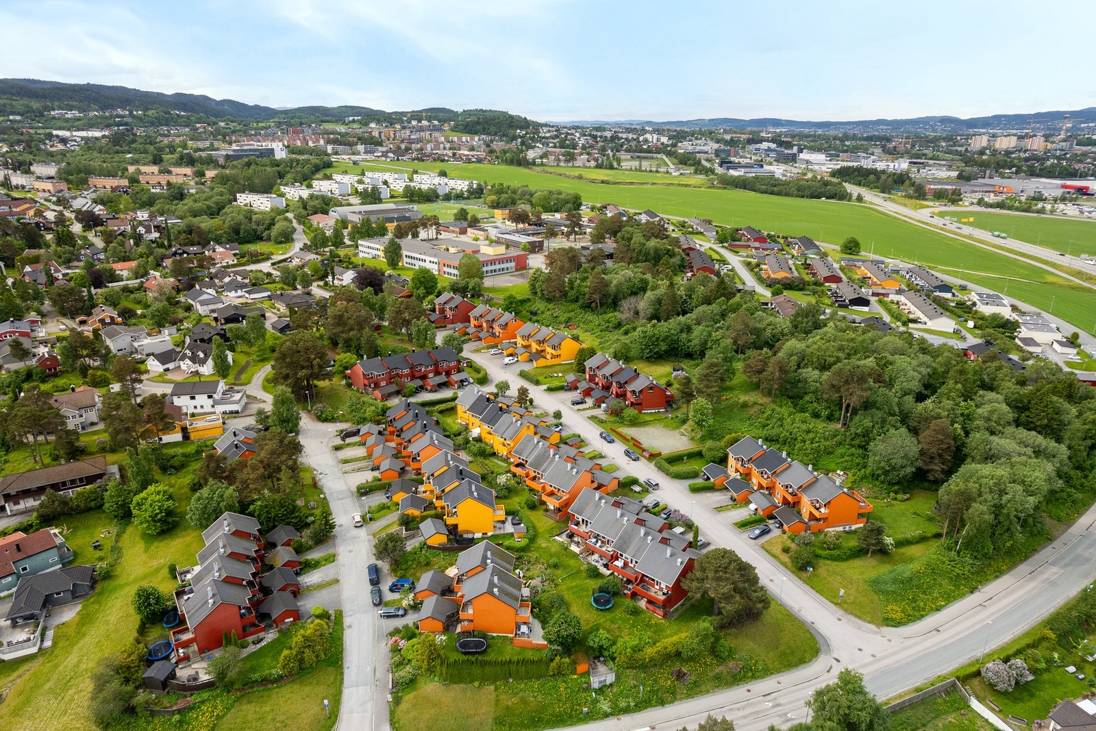 Roosevelts veg 15 C ligger i et familievennlig og rolig boligområde på Charlottenlund. Her kan både små og store stortrives i trygge omgivelser med "alt" av fasiliteter i umiddelbar nærhet. Galleribilde