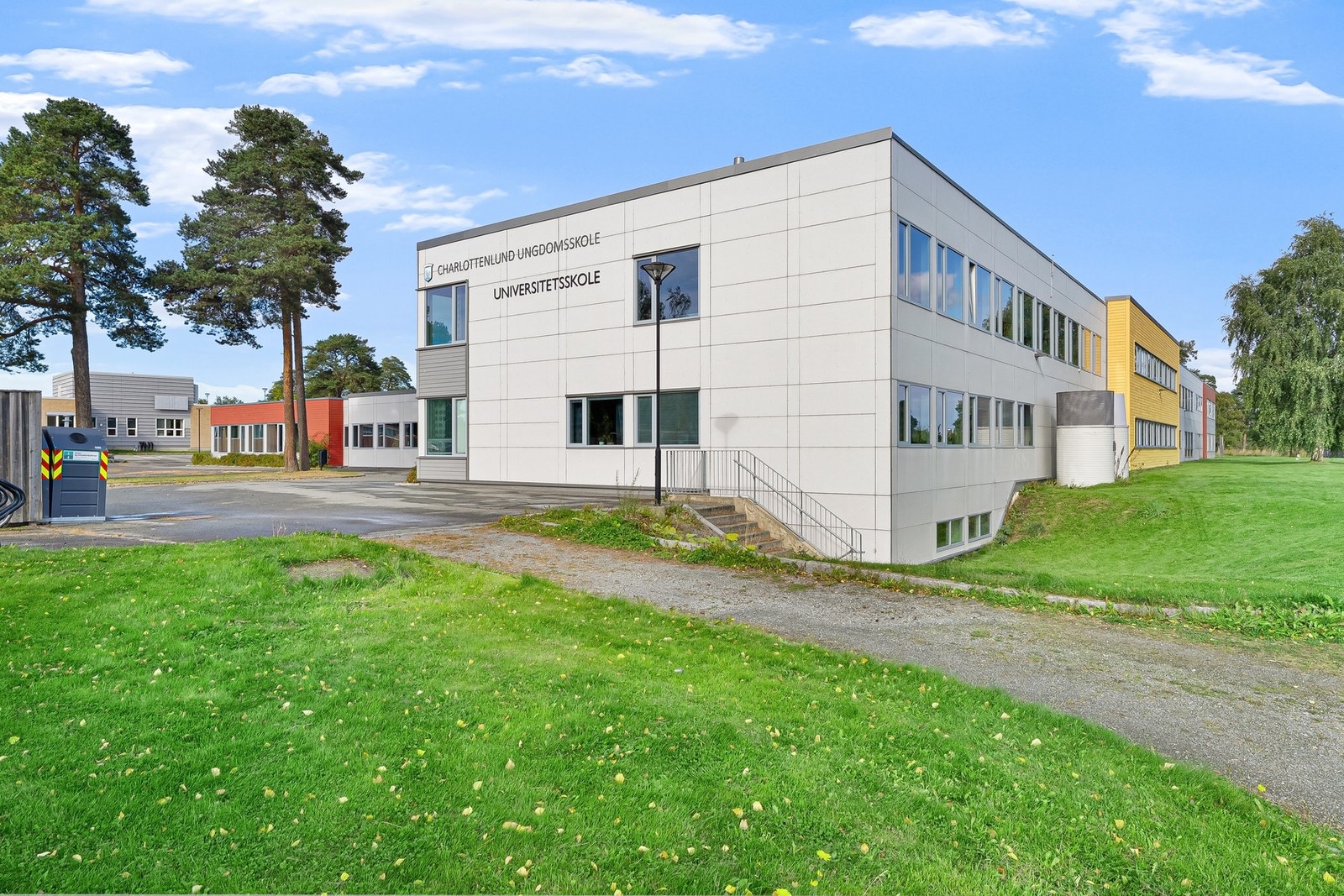 Begge skolene ligger i nærhet av hverandre og det tar ca. 5-6 minutter å gå til skolene fra huset. Galleribilde