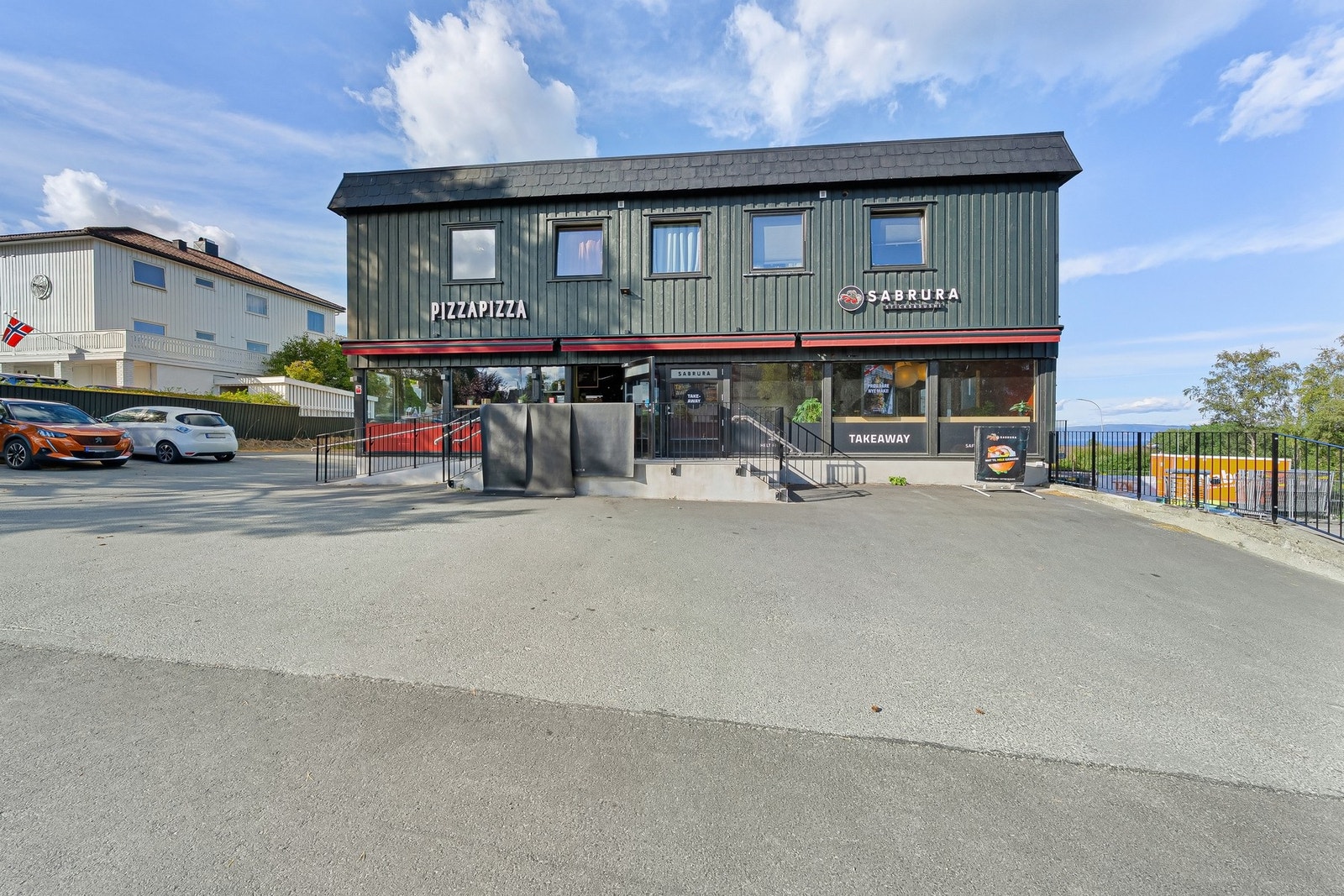 Pizza Pizza, Sabrura, Evidensia Dyreklinikk og Ranheim tannklinikk finner du 350 meter meter fra huset. Galleribilde