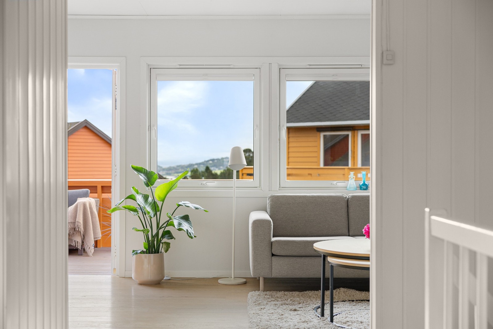 Store vindusflater i kombinasjon med lyse overflater skaper et lyst og moderne uttrykk. Galleribilde