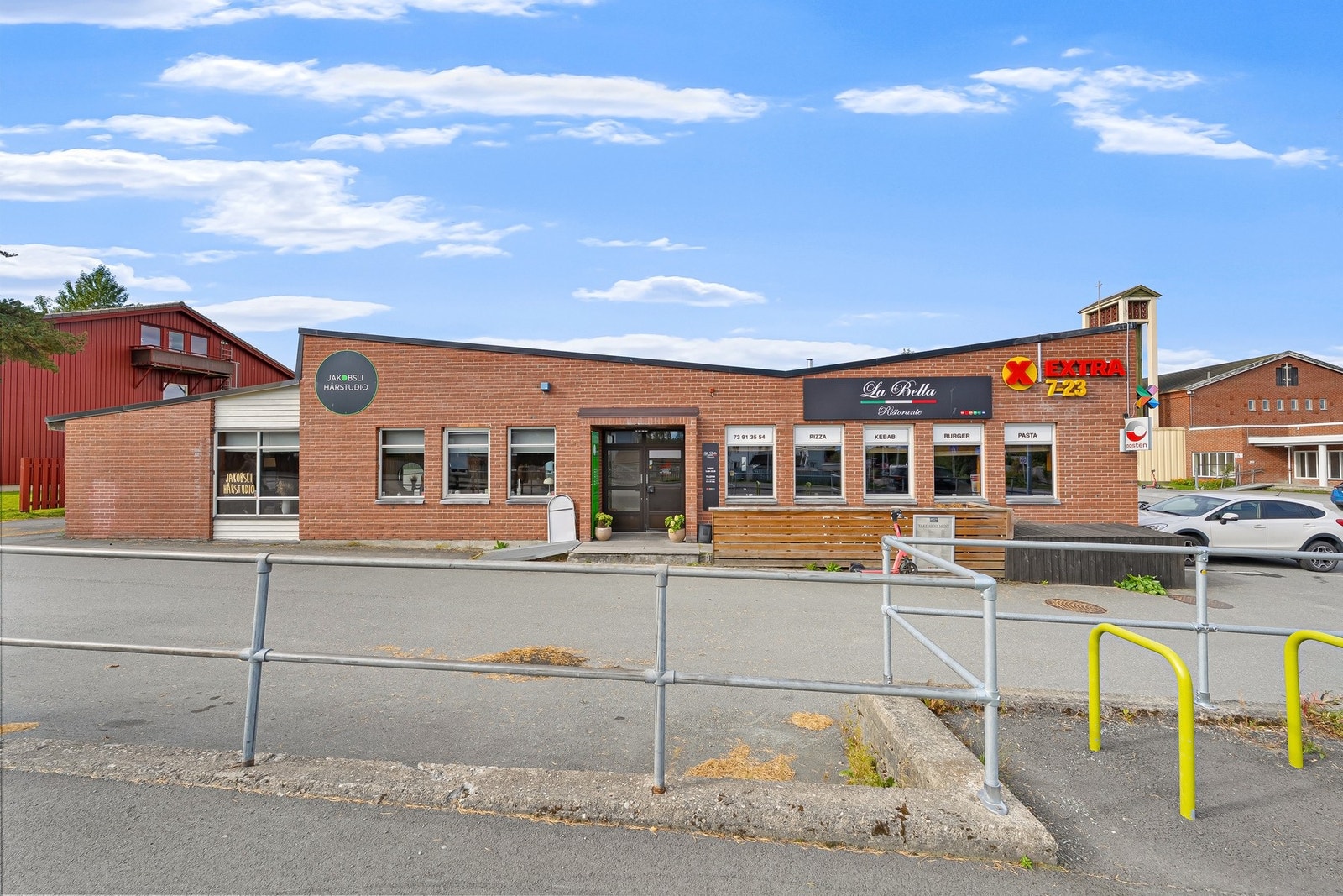 Kjører du 3 minutter i bil, ut på Hørløcks veg, og tar til høyre opp jakobslivegen kommer du til Jakobsli hårstudio, La Bella pizzeria og Coop Extra. Galleribilde