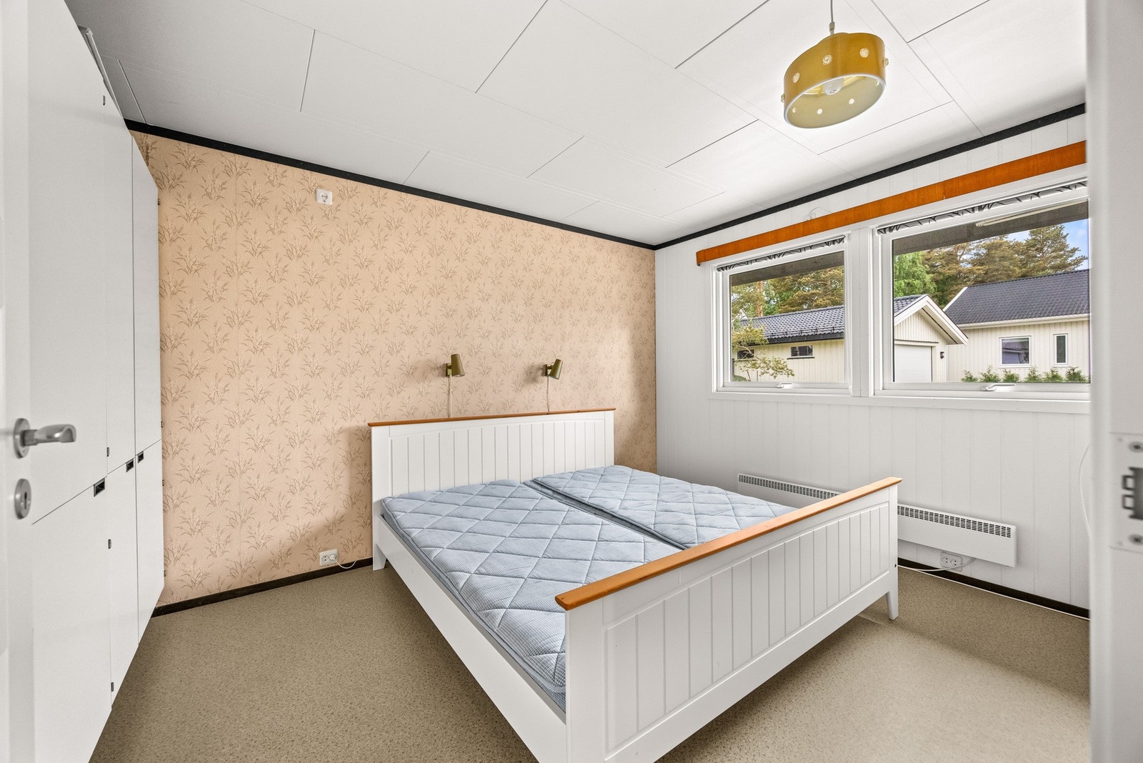 Hovedsoverommet er størst og har stor garderobe og dobbeltseng. Galleribilde