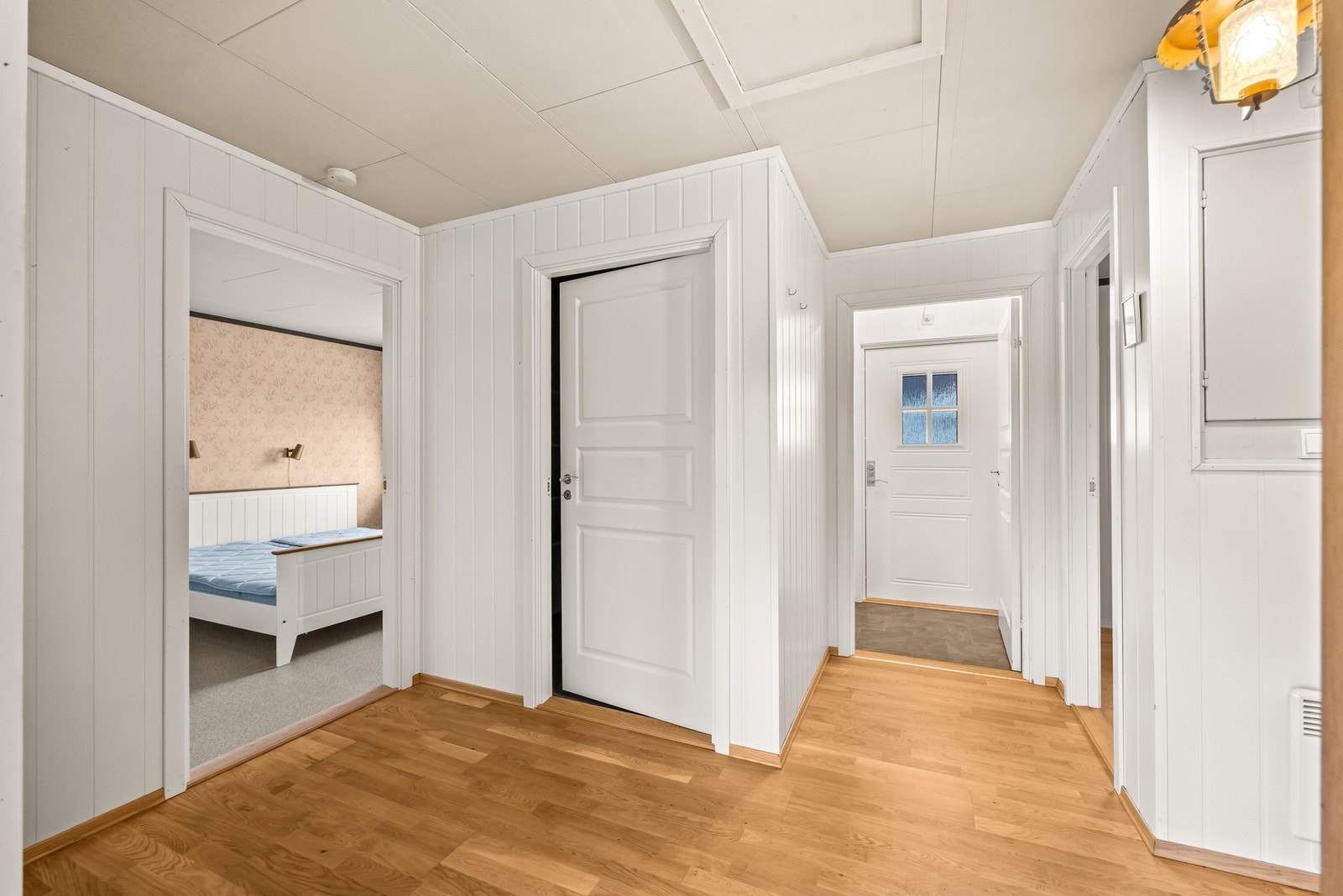Fra gangen ledes du videre inn stuen og har adkomst til baderom, toalettrom, bod og soverom. Galleribilde