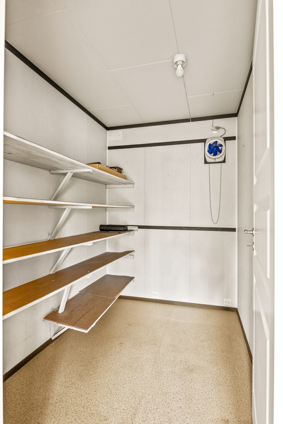 Boligen har en stor innvendig bod med gode lagringsmuligheter. Galleribilde