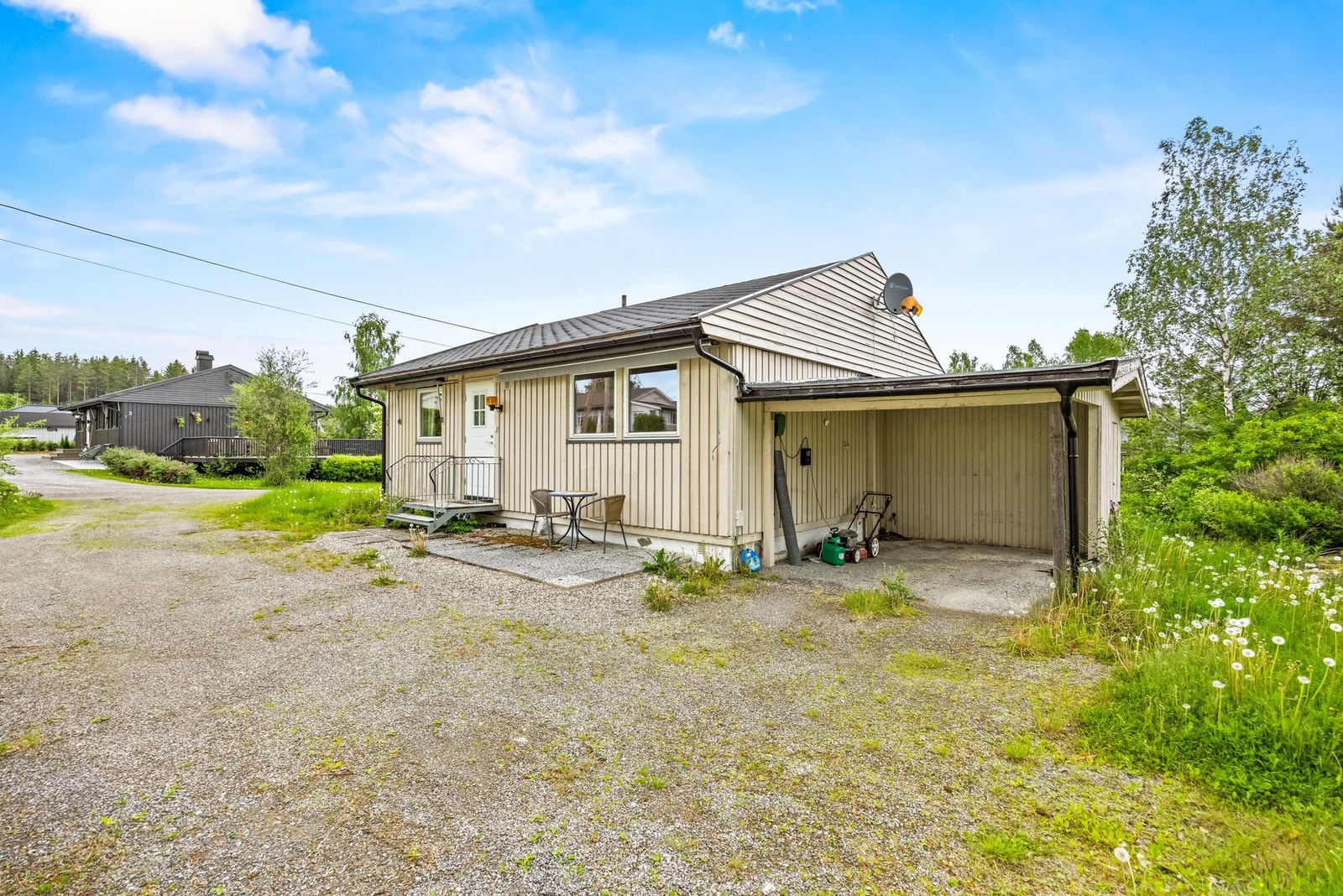Boligen har godt med parkering på singelt gårdsplass og en parkering i carport med elbillader. Galleribilde