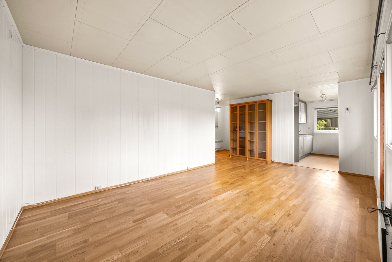 Stuen har delvis åpen løsning til kjøkkenet og god plass til både sofa og spisegruppe. Galleribilde