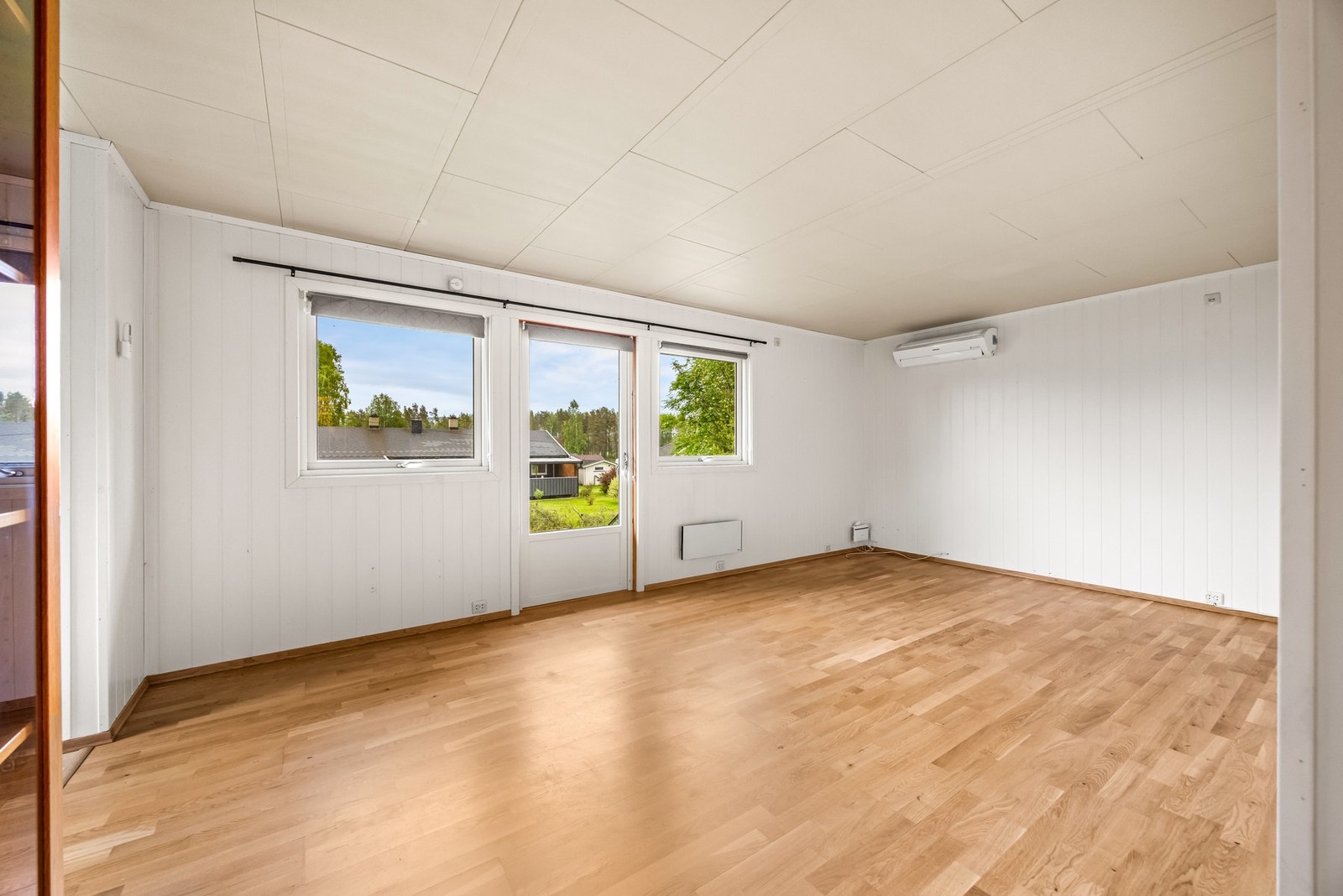Stuen har store vindusflater som slipper inn rikelig med naturlig lys. Galleribilde