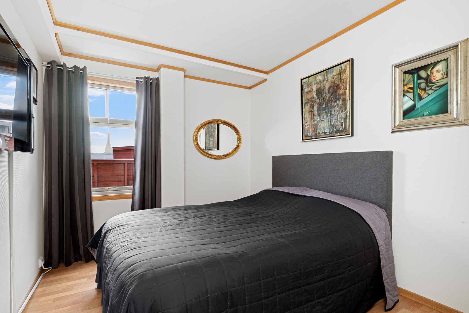 Leiligheten har ett soverom. Opprinnelig var det to soverom, men det andre soverommet er tatt inn i stua. Galleribilde