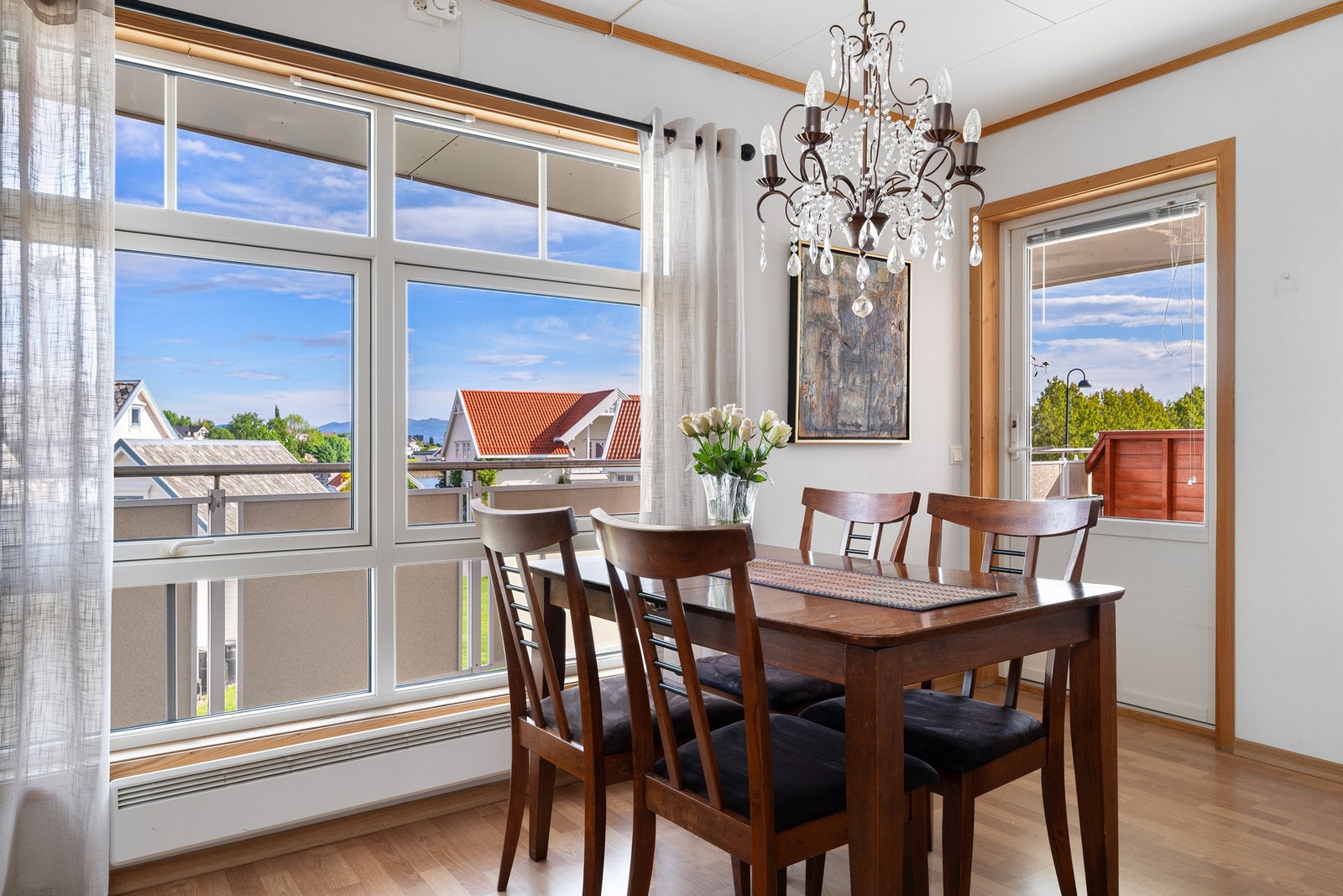 Utgang til veranda på cirka 30 kvm. Galleribilde