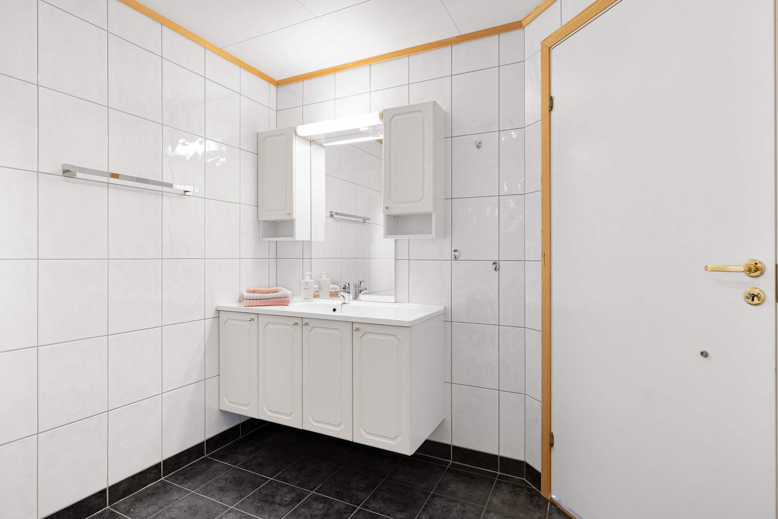 Romslig bad med opplegg for vaskemaskin. Galleribilde