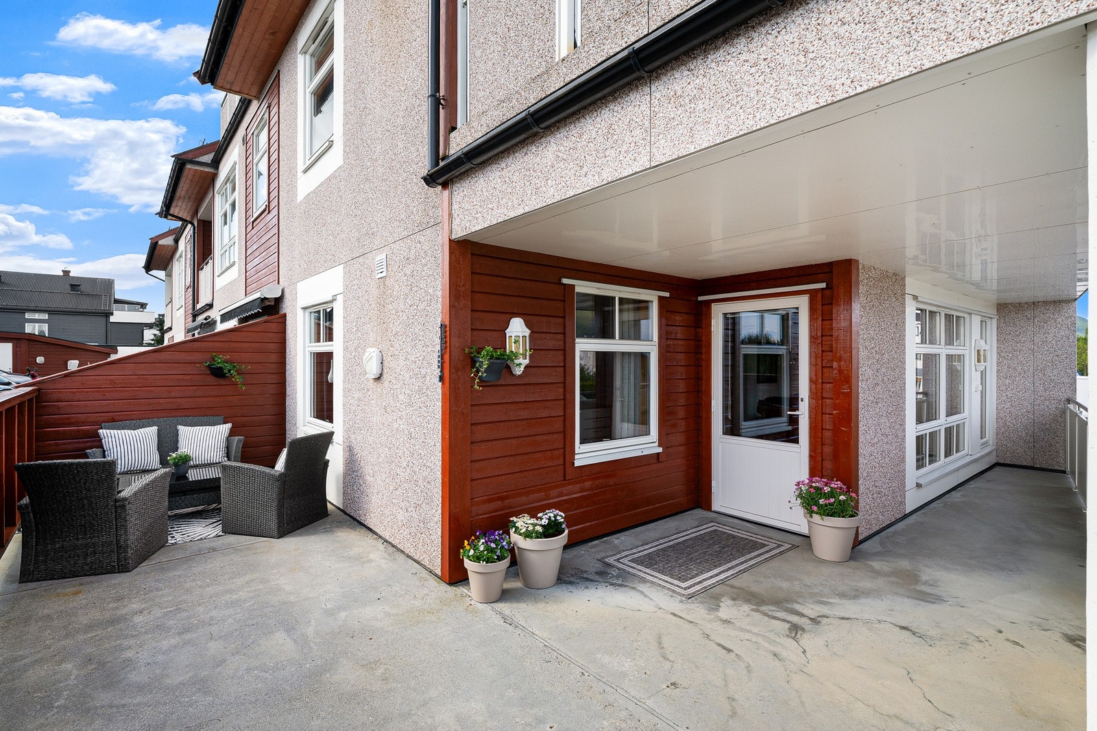 Terrasse på cirka 30 kvm. Den er delvis overbygd og skjermet. Galleribilde